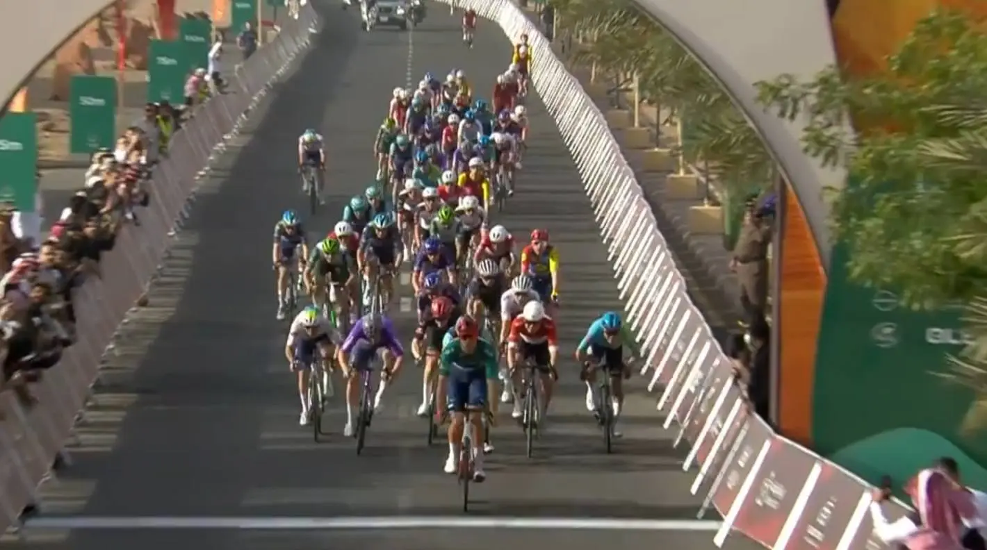 Resultados AlUla Tour 2026 Etapa 2 | Jonathan Milan repite victoria y Fernando Gaviria desaparece