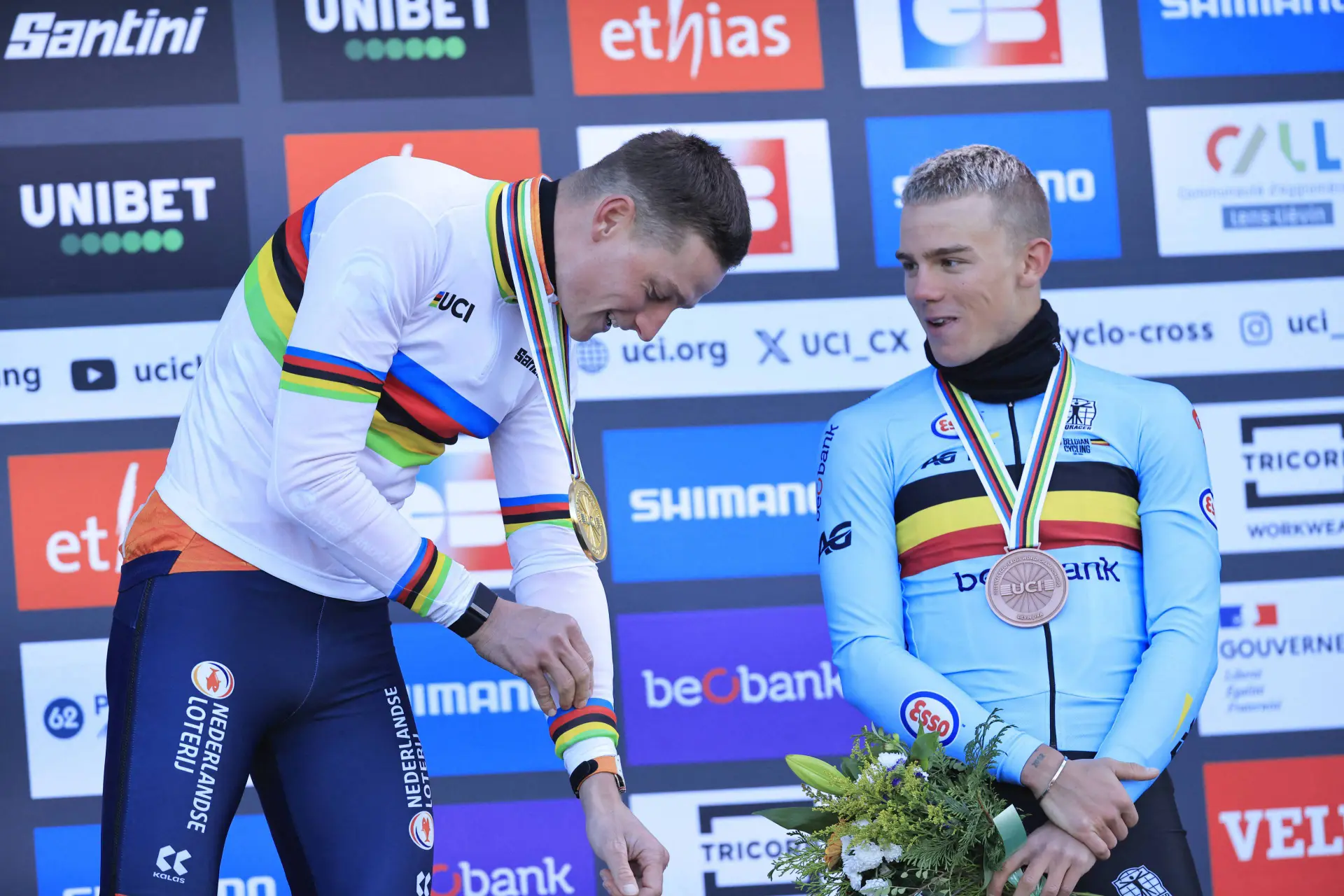 Mathieu van der Poel y&nbsp;Thibau Nys, en el podio del último Mundial