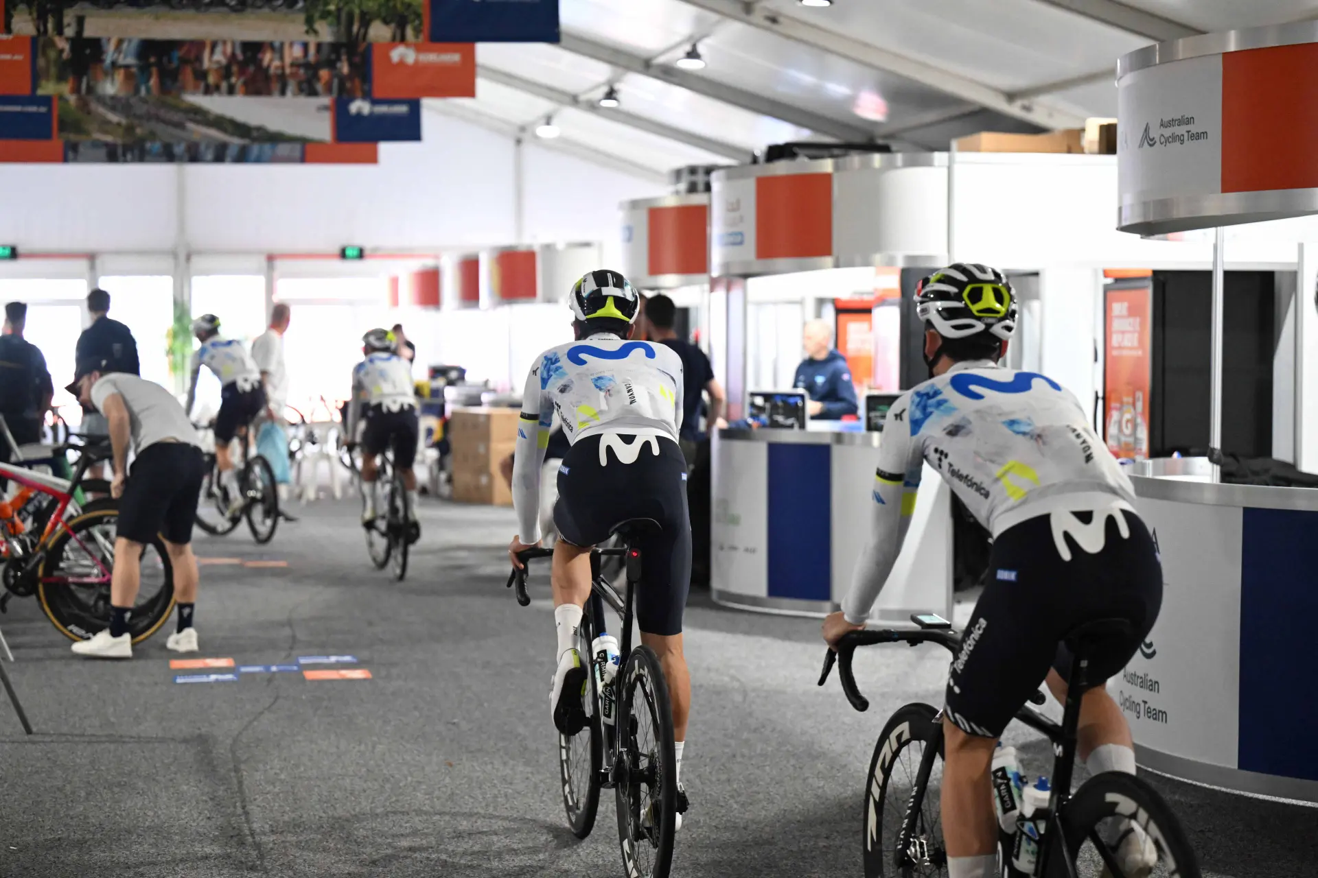 Movistar Team en el UAE Tour 2026 | La baja de Enric Mas les deja sin resultados y sin puntos UCI
