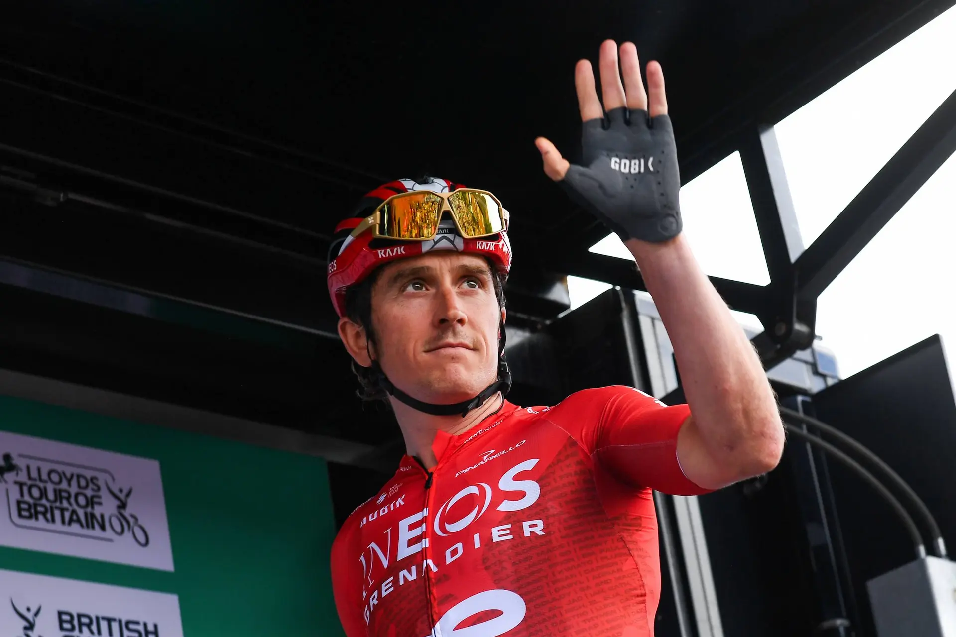 Geraint Thomas saluda a los aficionados en el Tour of Britain 2025
