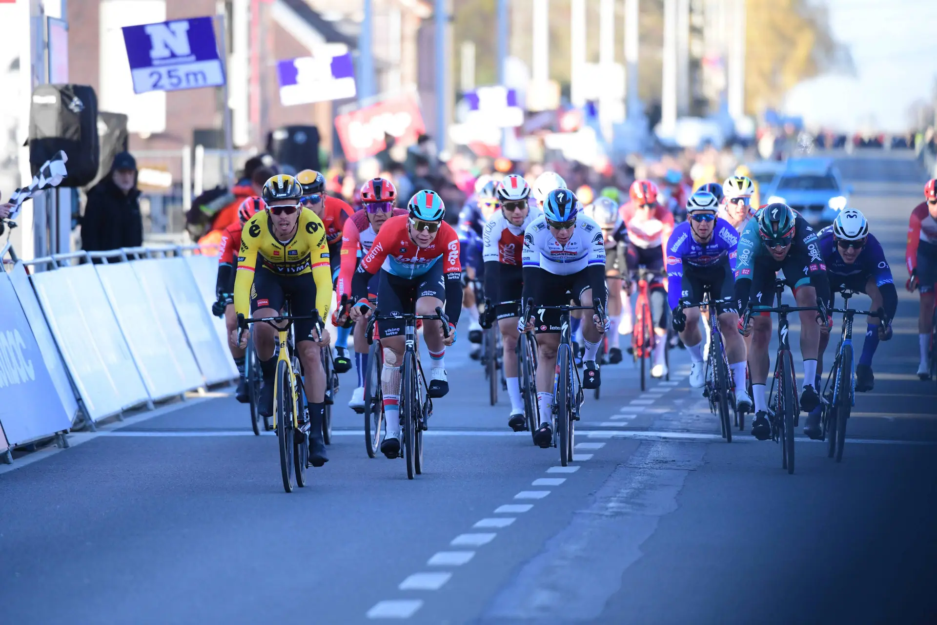 En DIRECTO Omloop Het Nieuwsblad 2026 | ¡Todos contra Mathieu van der Poel por la victoria!