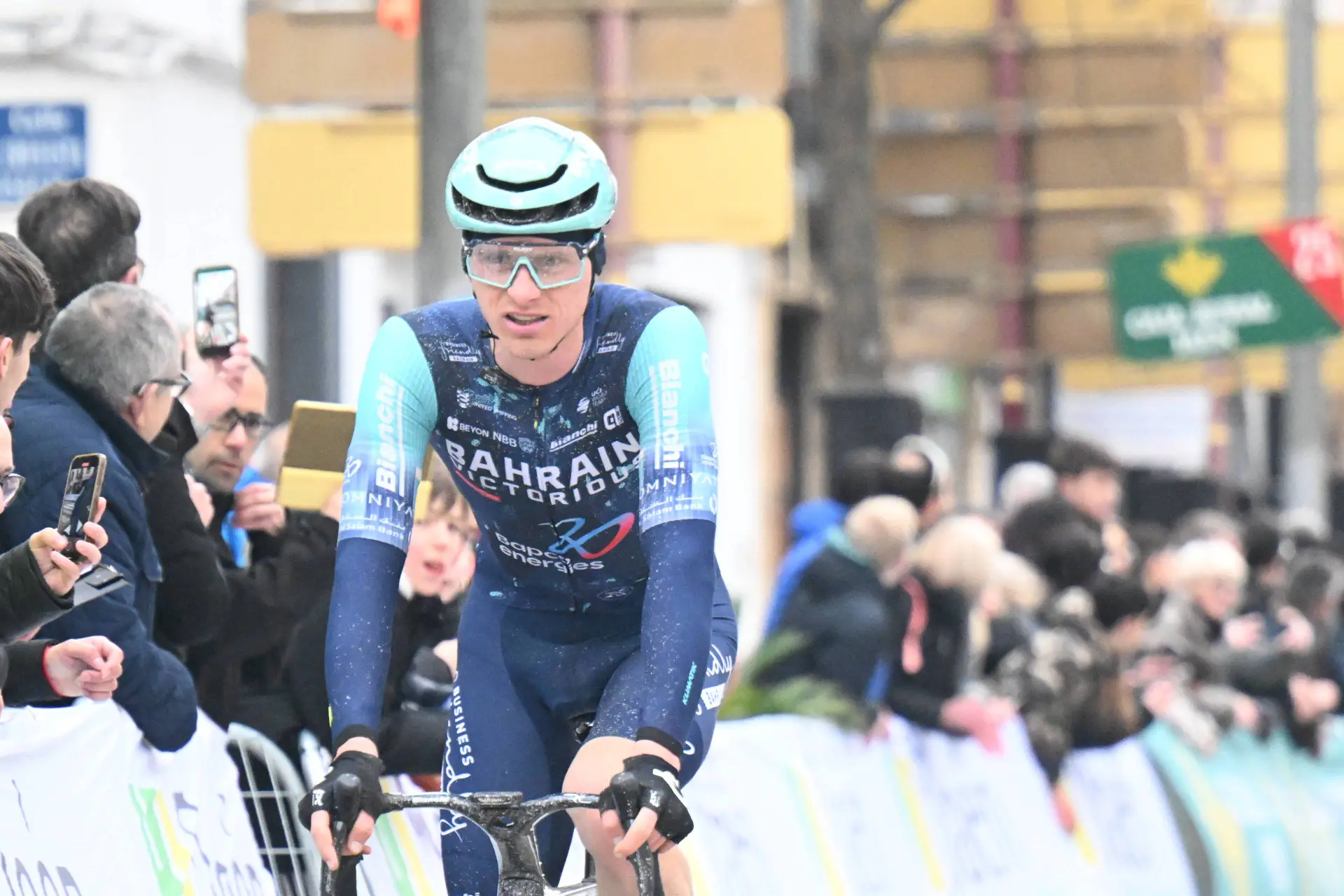 Matej Mohoric, en plena carrera con el equipo Bahrain