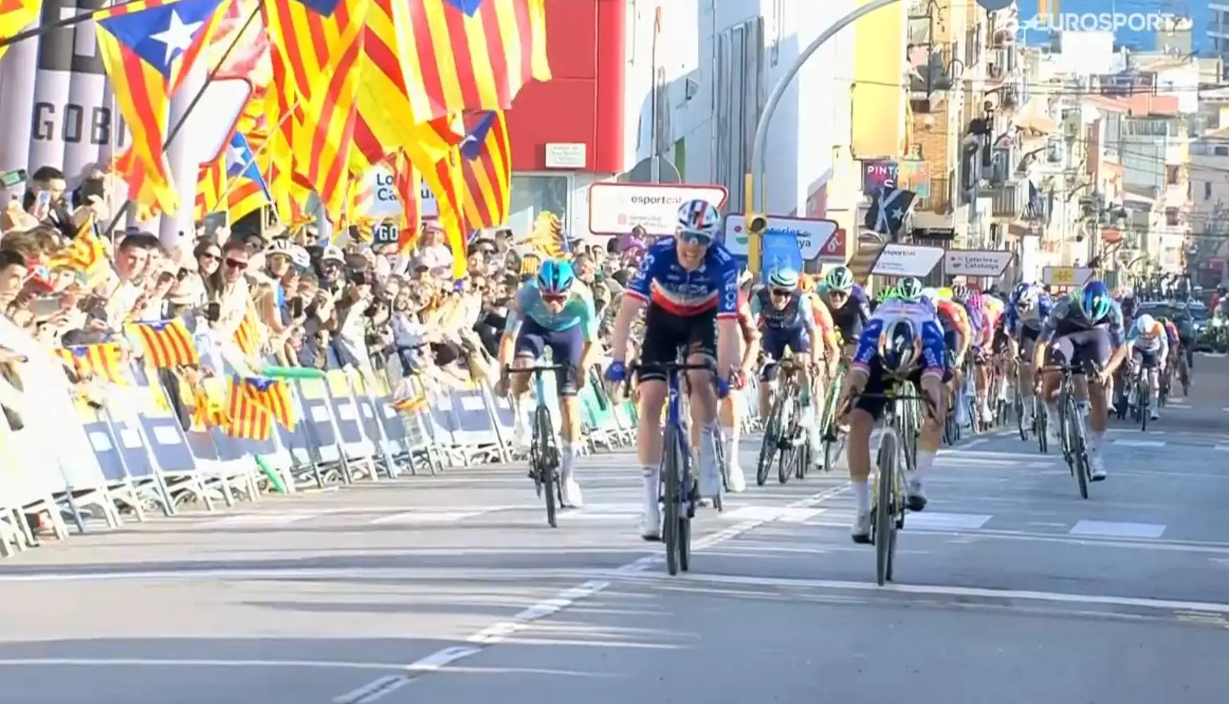 Resultados Volta a Catalunya 2026 Etapa 1 | ¡Dorian Godon derrota a Remco Evenepoel por foto-finish!