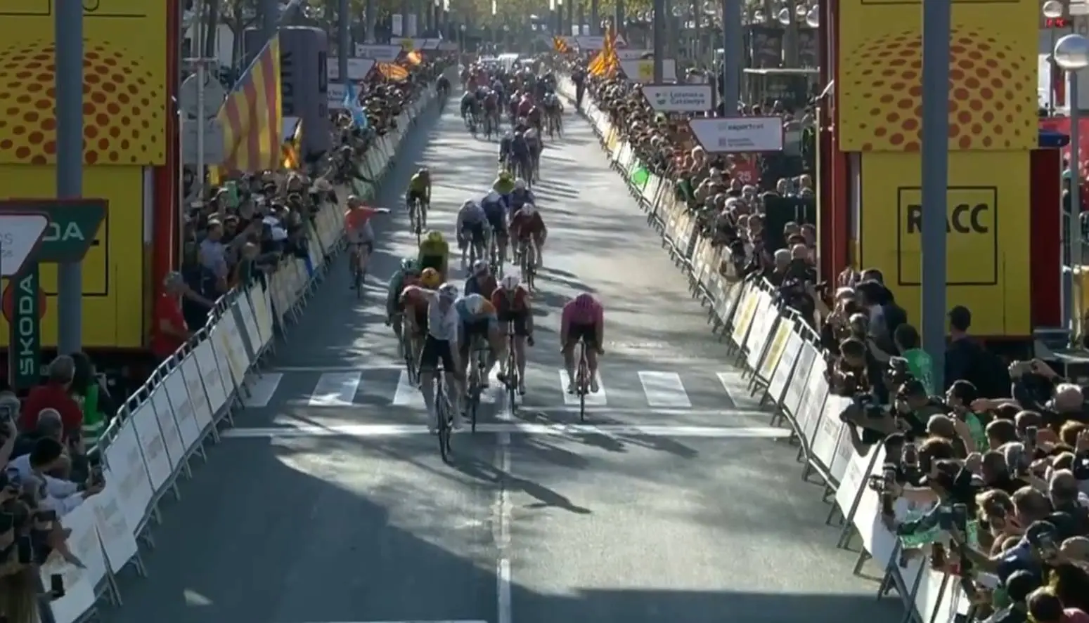 Resultados Volta a Catalunya 2026 Etapa 3 | Godon vuelve a ganar tras una caída de Evenepoel a 500 metros del final