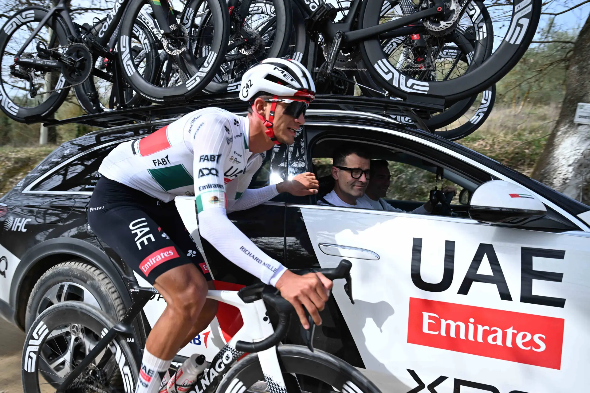 En DIRECTO Tirreno Adriático 2026 Etapa 2 | Mano a mano Isaac del Toro vs. Mathieu van der Poel en San Gimignano