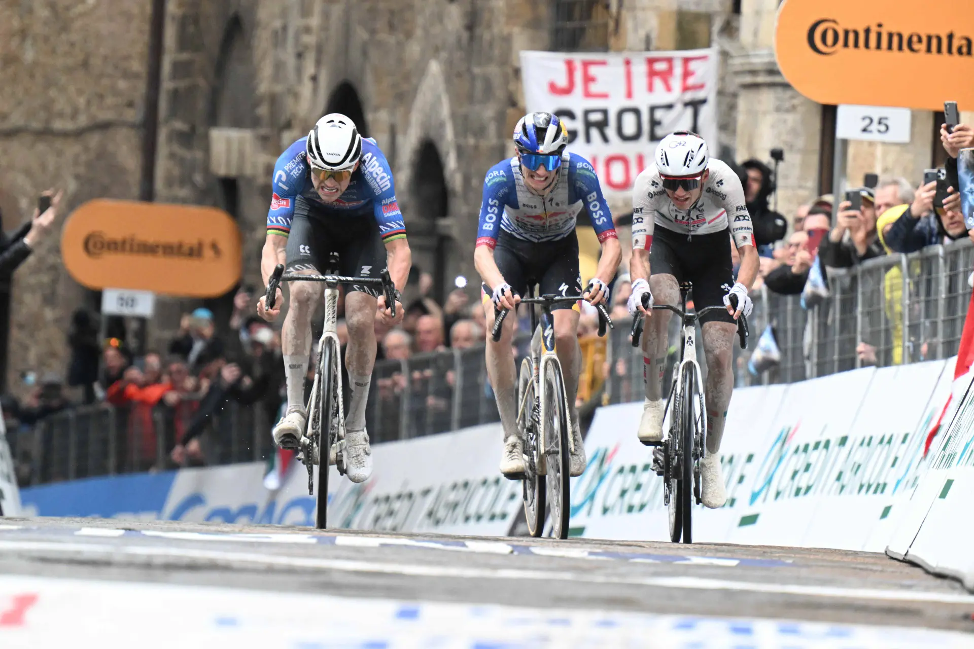 EN DIRECTO Tirreno Adriático Etapa 4 | Isaac del Toro quiere comerle la tostada a Mathieu van der Poel