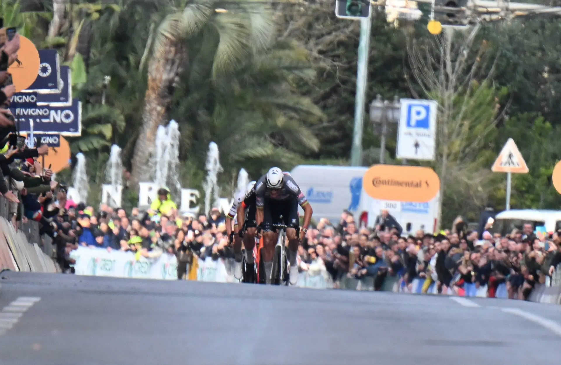 En DIRECTO Milán-San Remo 2026 | Duelo histórico Tadej Pogacar vs Mathieu van der Poel por la victoria