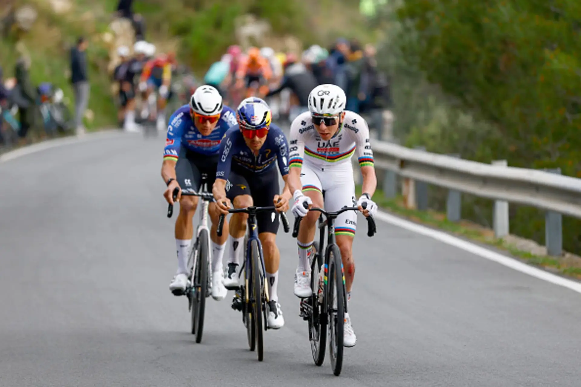Tadej Pogacar ataca en la Milán-Sanremo 2026 con Tom Pidcock y Mathieu van der Poel a rueda