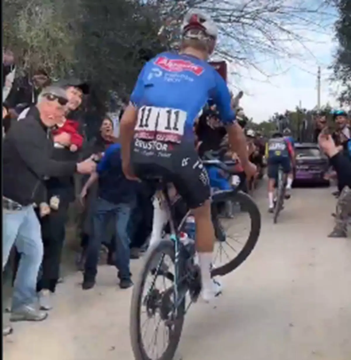 VÍDEO | Mientras unos sufren la Strade Bianche... otros disfrutan - Tibor del Grosso hace caballitos en plena clásica