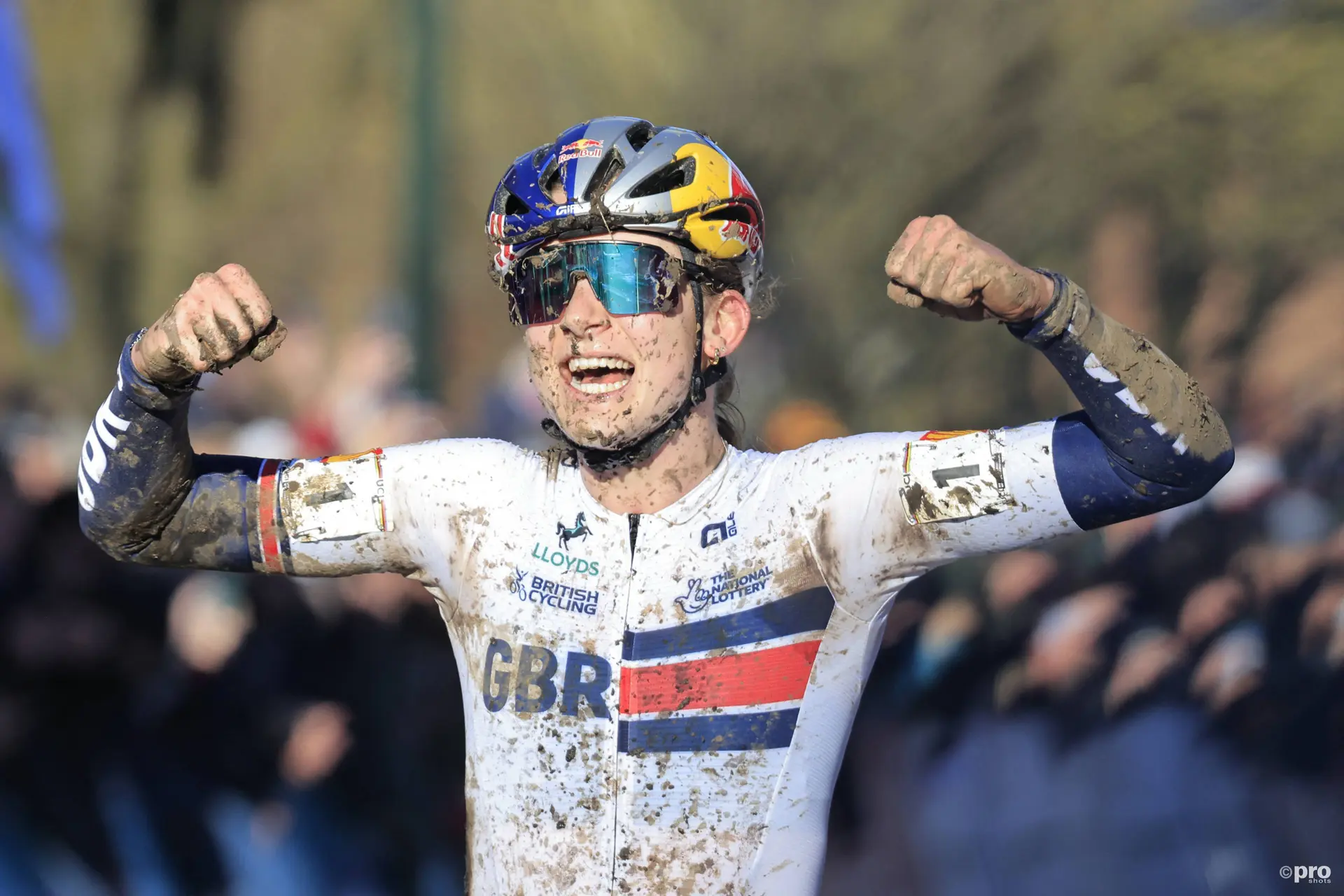Zoe Backstedt con el maillot británico ganando una carrera de ciclocross
