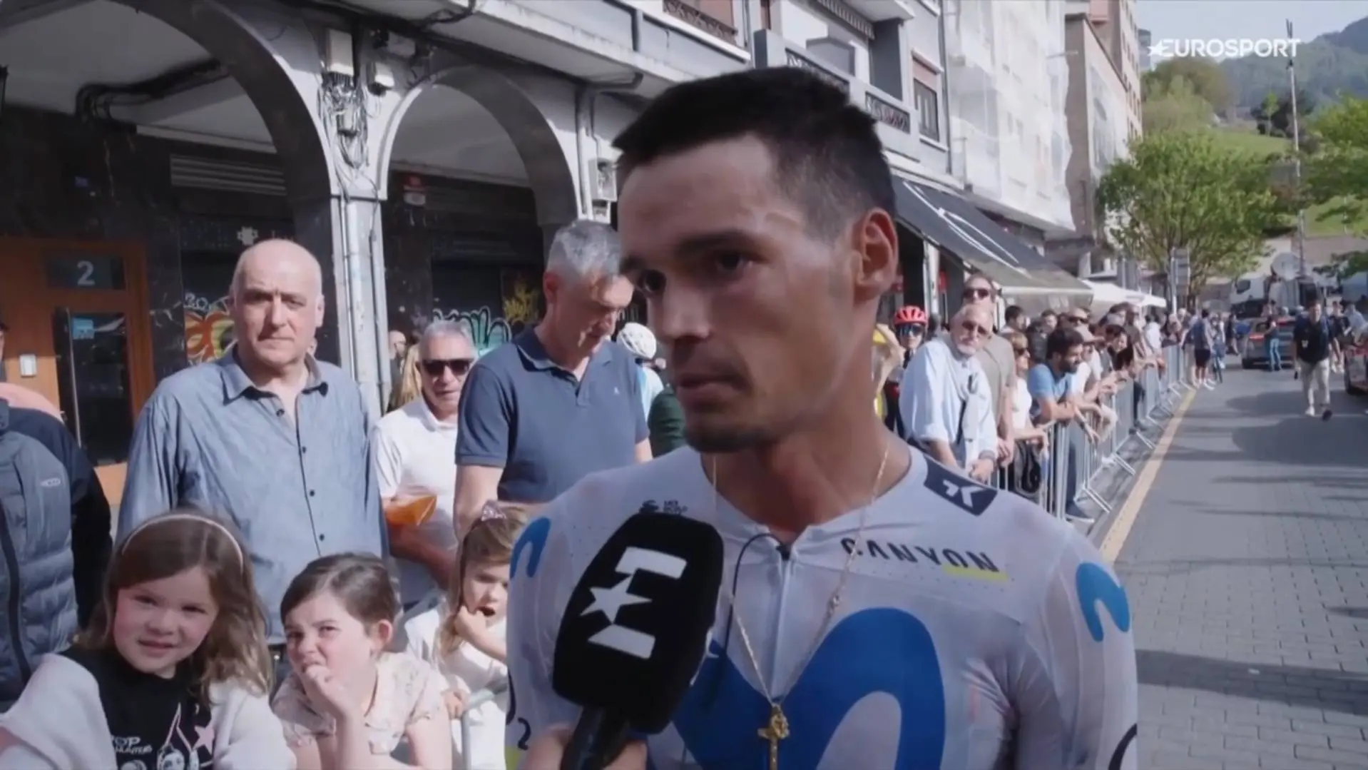 Javi Romo, sobre la caída que le dejó sin victoria en la Itzulia: "Un fan me dio un golpe e hice el afilador con Lipowitz"