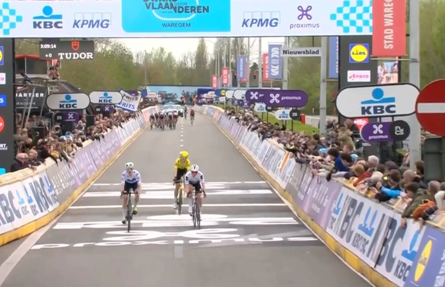 Resultados A Través de Flandes WE 2026 | ¡Movistar se lleva la victoria! Reusser tumba a Vollering por foto-finish