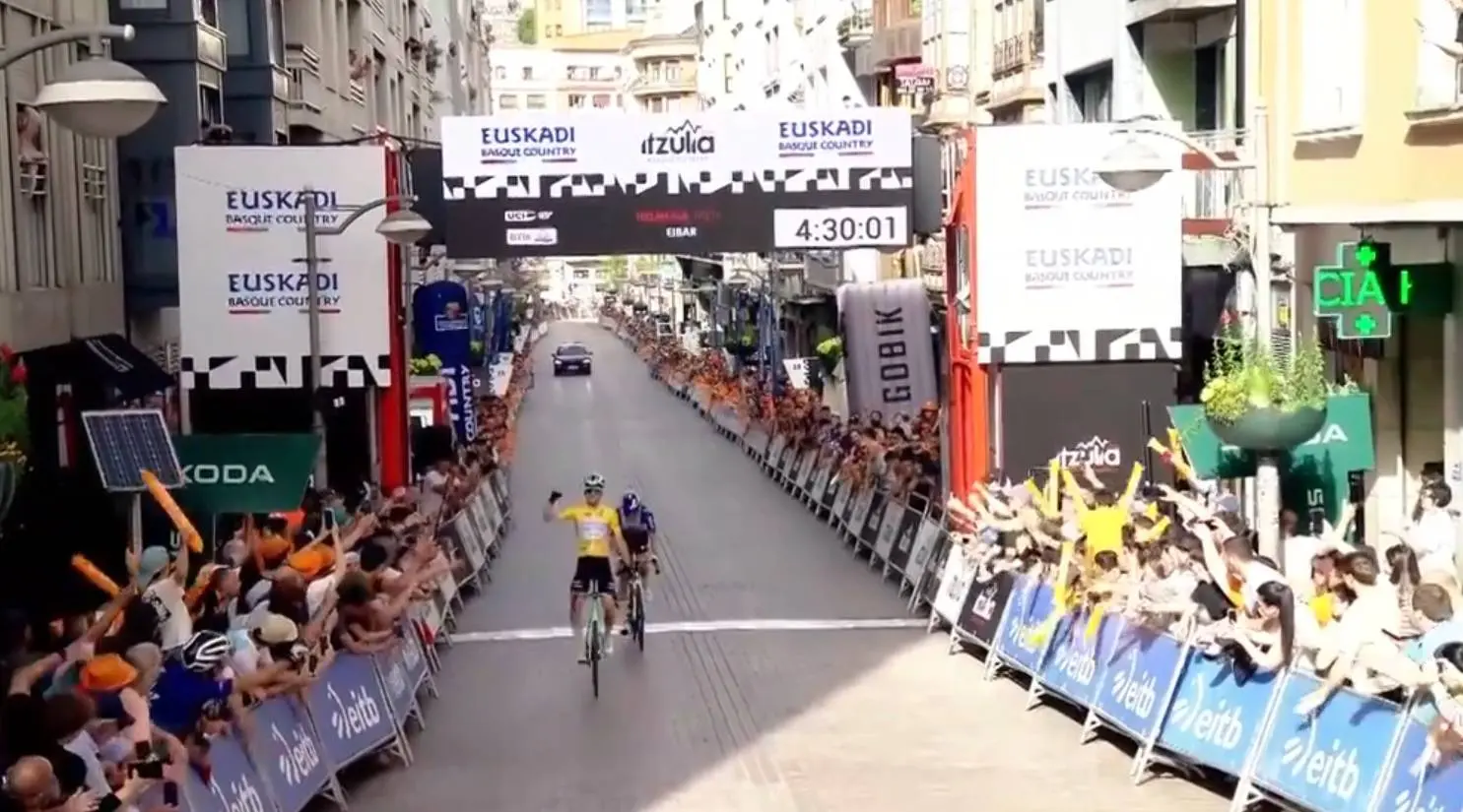 Resultados Itzulia 2026 Etapa 5 | Paul Seixas tumba a Florian Lipowitz en Eibar y suma el hat-trick