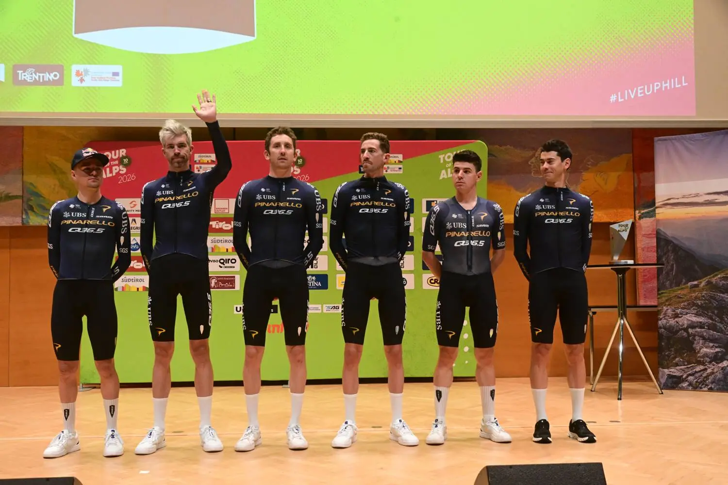 Pinarello-Q36.5 Pro Cycling Team en la rueda de prensa previa al Tour of the Alps 2026