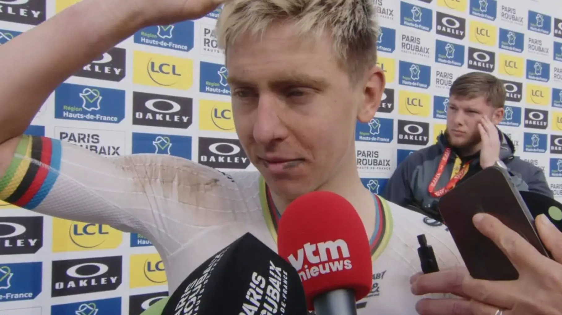“En el velódromo tenía las piernas como espaguetis”: Tadej Pogacar, derrotado por Van Aert en la París-Roubaix 2026