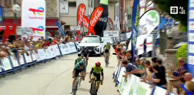 Resultados Vuelta a Asturias 2026 Etapa 1 | El joven francés Gabriel Layrac sorprende a Movistar y UAE