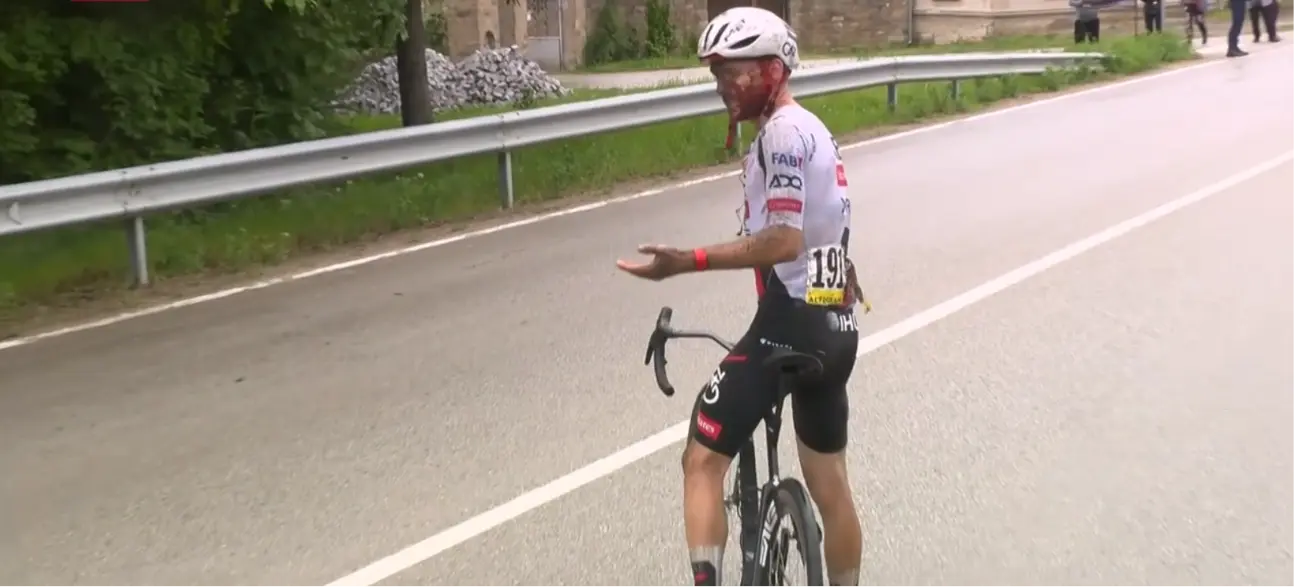 Parte médico y abandonos del Giro de Italia 2026 Etapa 2: ¡Adam Yates también abandona!; Soler, Vine y Buitrago, al hospital