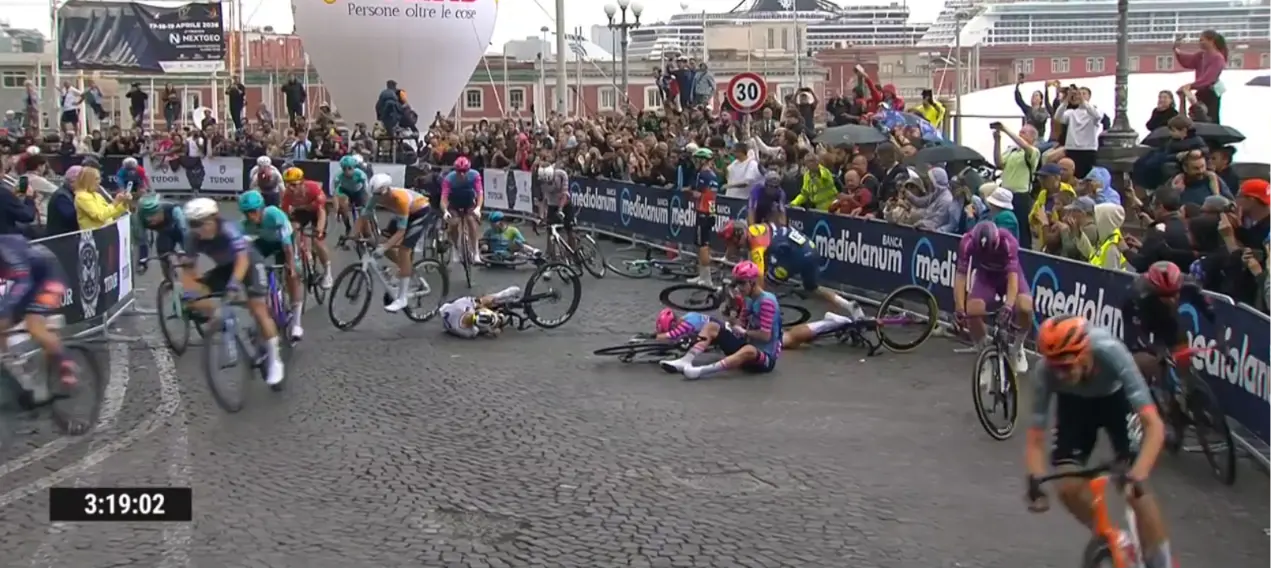 Caída masiva en la última curva de la etapa 6 del Giro d'Italia 2026