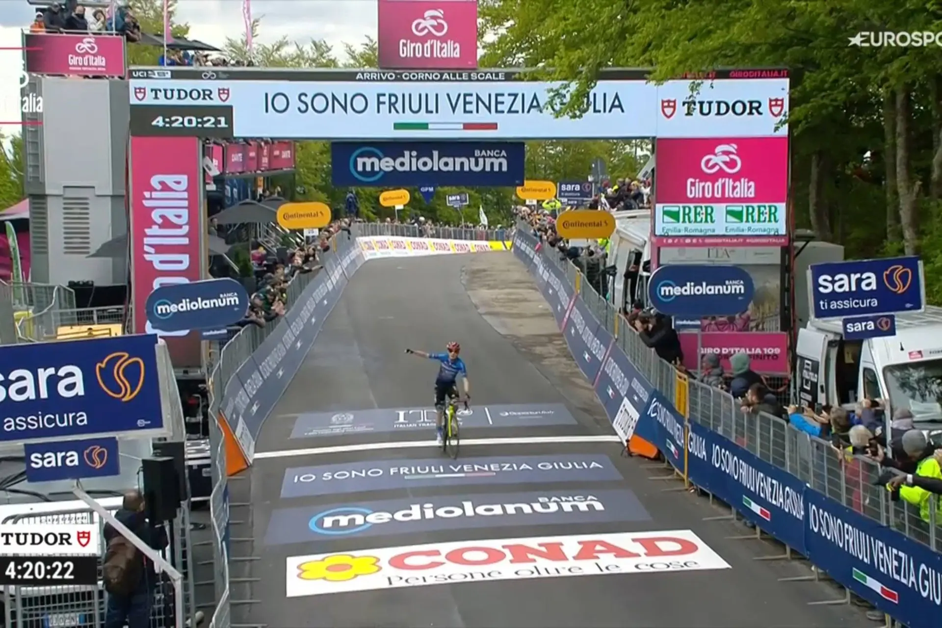 Resultados Giro de Italia 2026 Etapa 9: Un pancartazo de Jonas Vingegaard le da la victoria en la brutal subida a Corno alle Scale