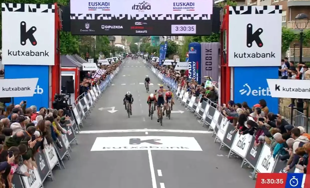 Mischa Bredewold gana la etapa 1 de la Itzulia Women 2026.