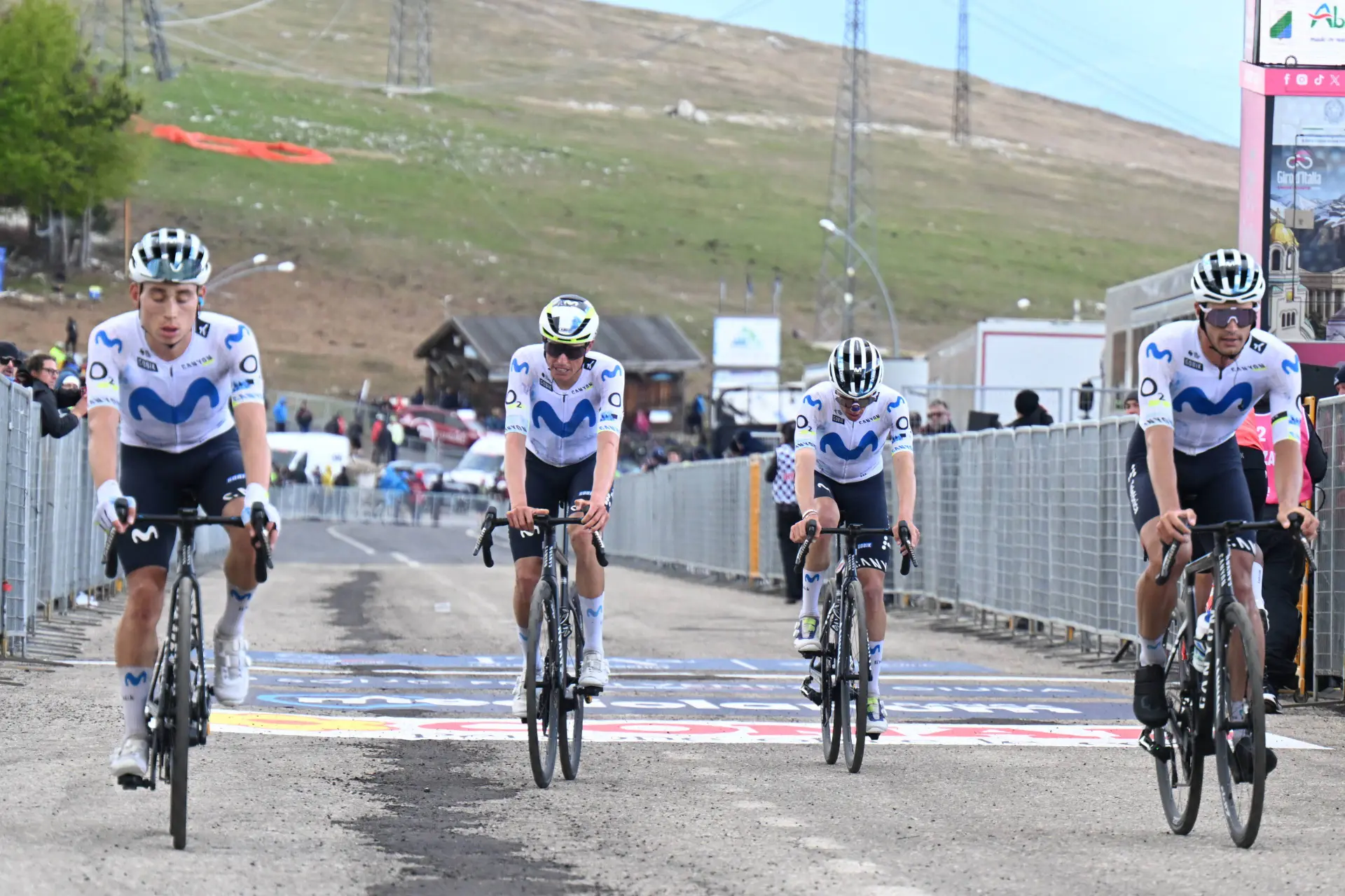 Movistar Team firma un desastre histórico en el Blockhaus: debacle de Enric Mas en el Giro de Italia