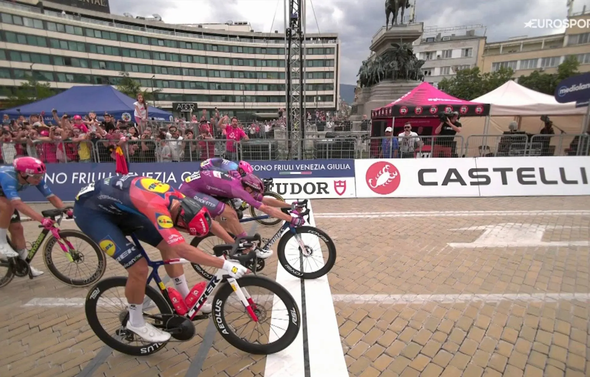 Resultados Giro de Italia 2026 Etapa 3: Paul Magnier aniquila a Jonathan Milan y Dylan Groenewegen en la foto-finish de Sofía