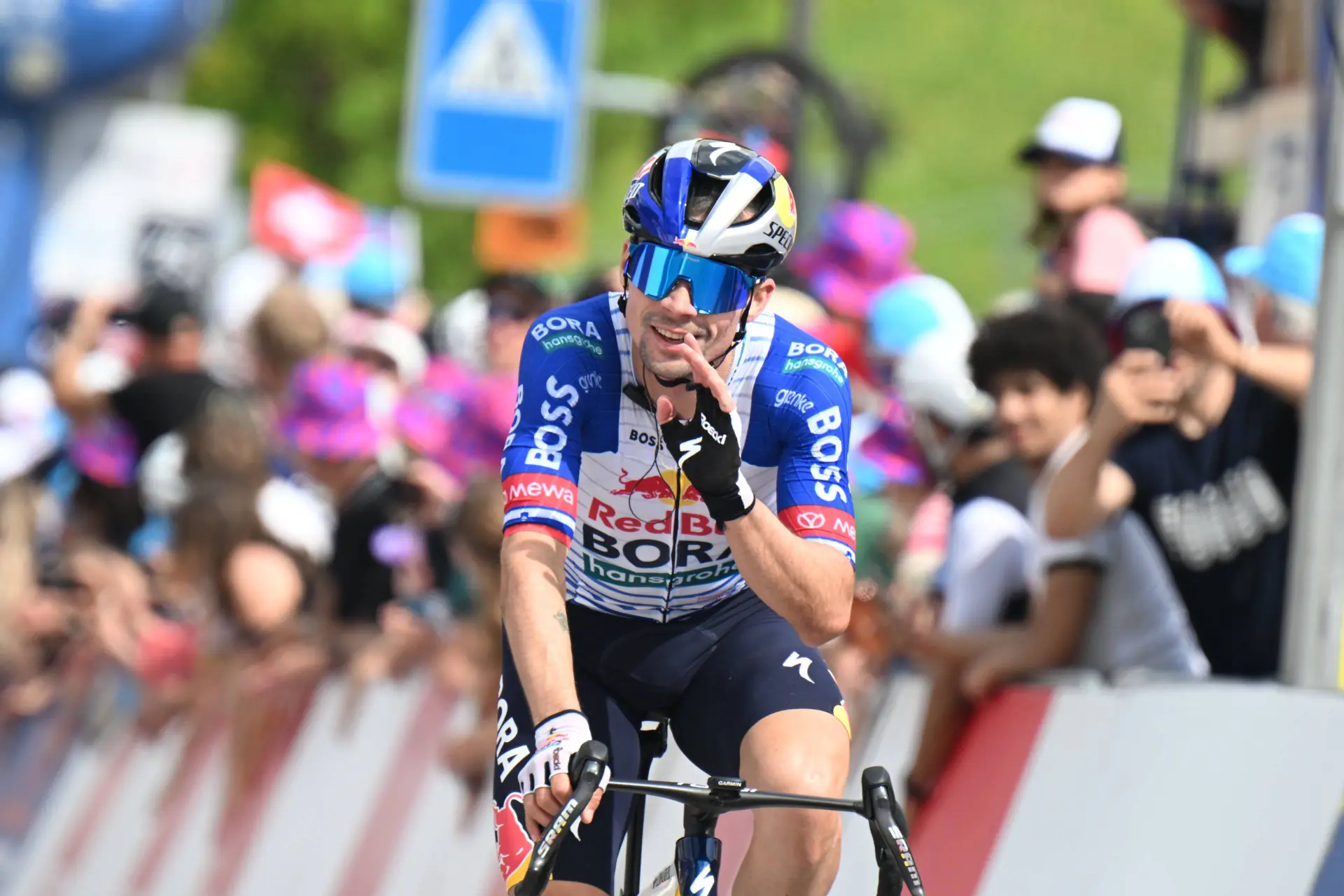 Primoz Roglic cruza la meta en el Tour de Romandía 2026