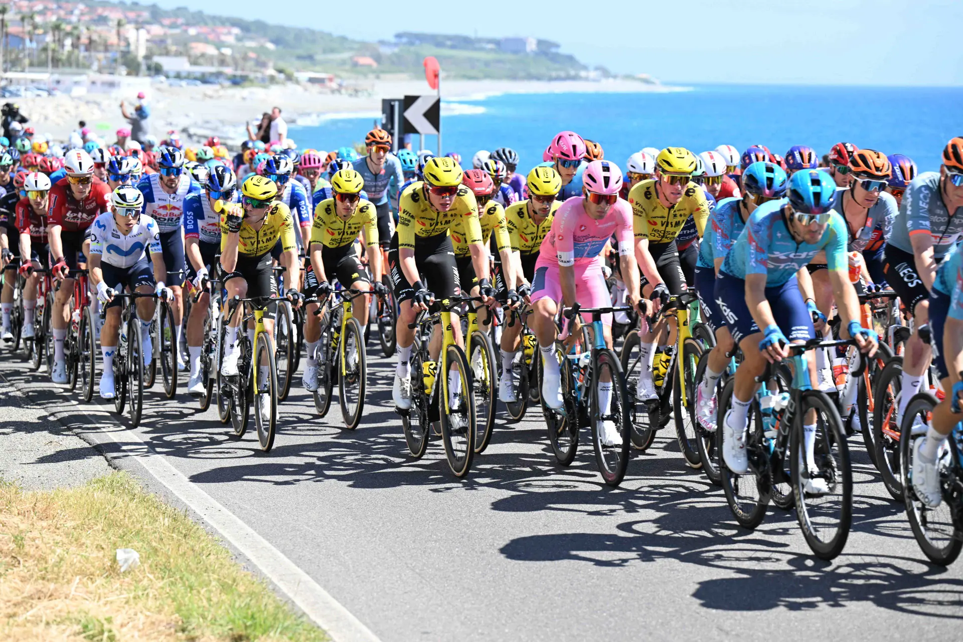 El pelotón durante la etapa 4 del Giro d'Italia 2026