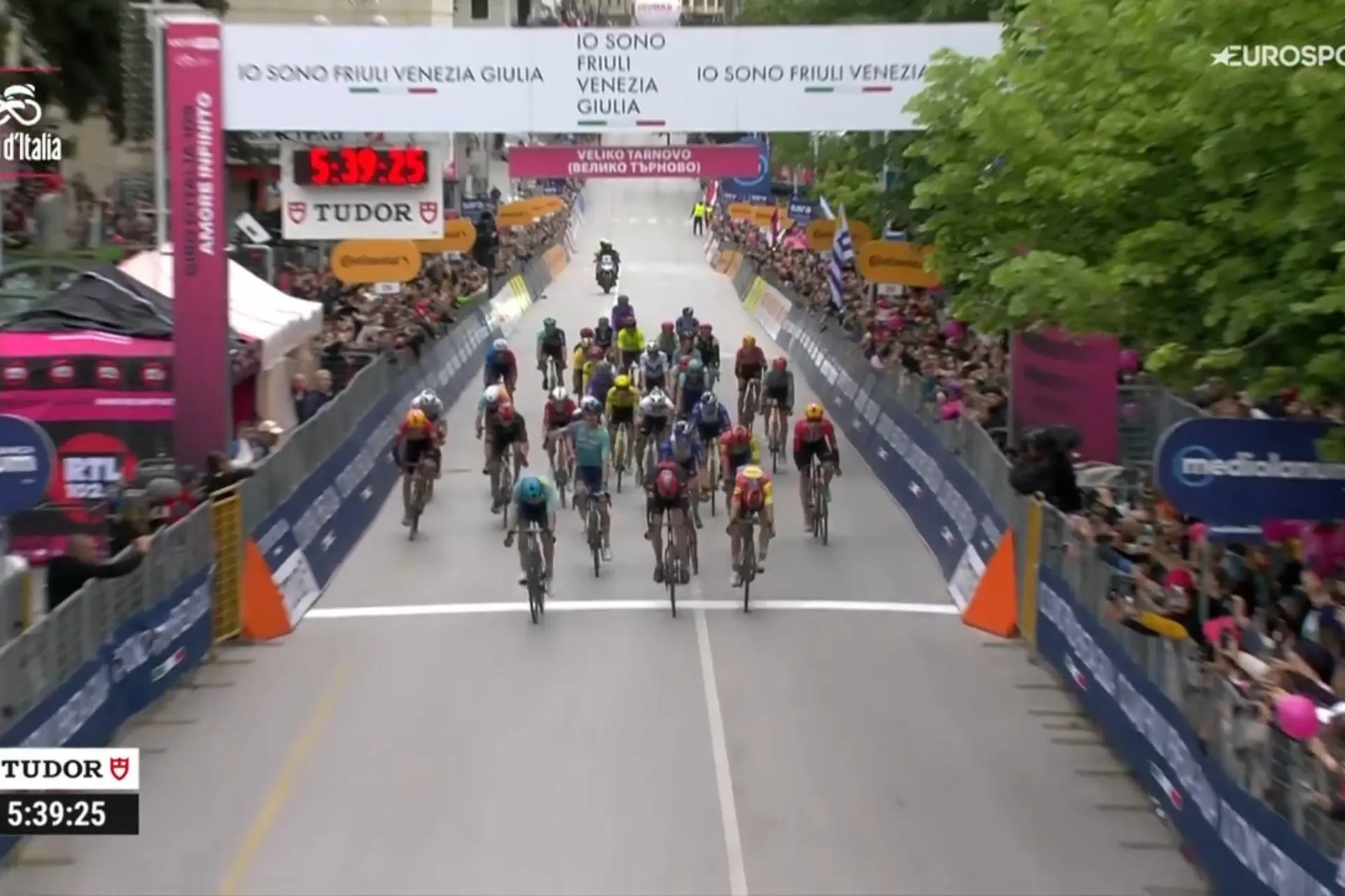 Resultados Giro de Italia 2026 Etapa 2: Histórica victoria de Thomas Silva, primer uruguayo de "rosa" tras imponnerse en el caótico final en Bulgaria