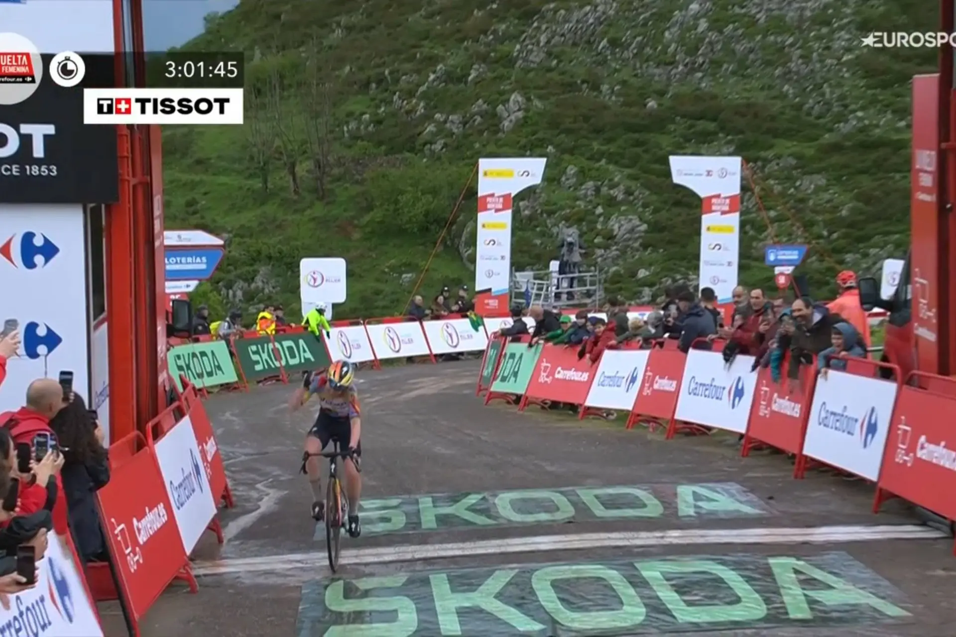 Resultados Etapa 6 La Vuelta Femenina: Paula Blasi termina segunda en la victoria de Anna van der Breggen, que ya es "roja"