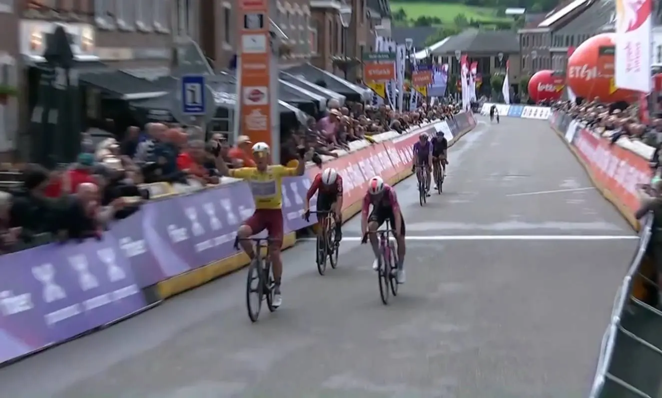 Ben Oliver gana la etapa 5 del Tour de Valonia 2026.