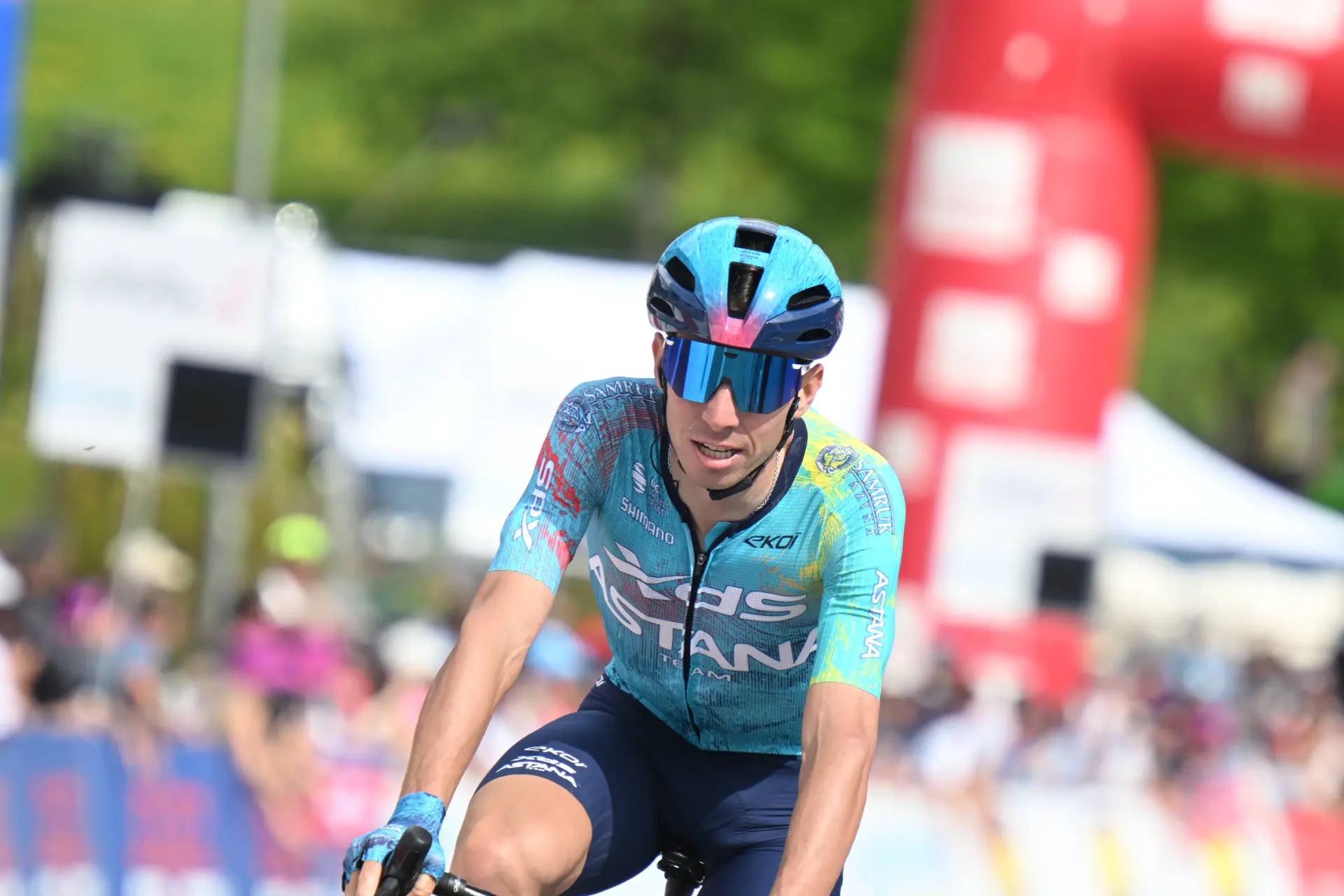 Lorenzo Fortunato cruza la meta en el Tour de Romandía 2026