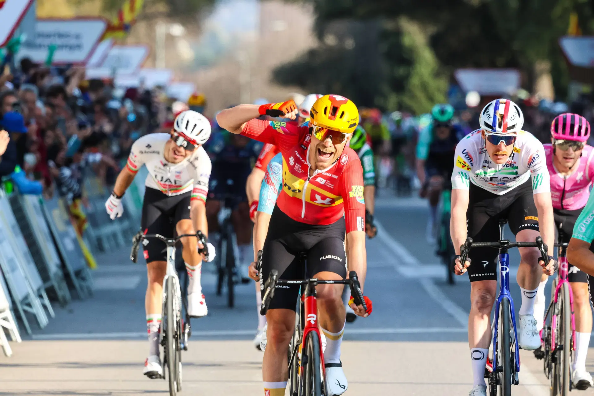 Magnus Cort Nielsen celebra con el puño en alto tras su victoria en la etapa 2 de la Volta a Catalunya 2026