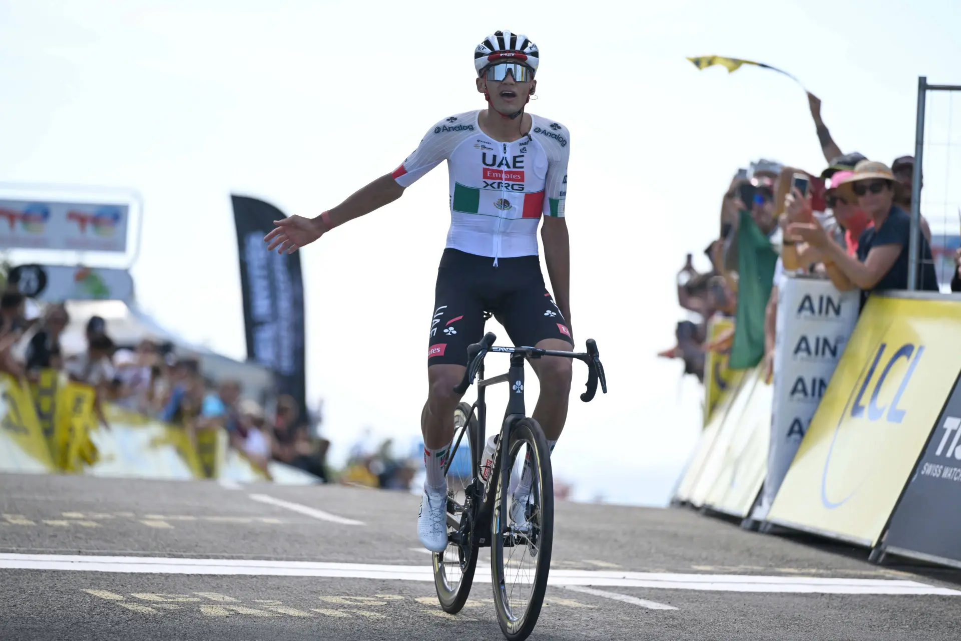 Tour Auvergne Rhône-Alpes 2026 - Clasificaciones finales completas: Estacazo final de Isaac del Toro con Juan Ayuso en el podium
