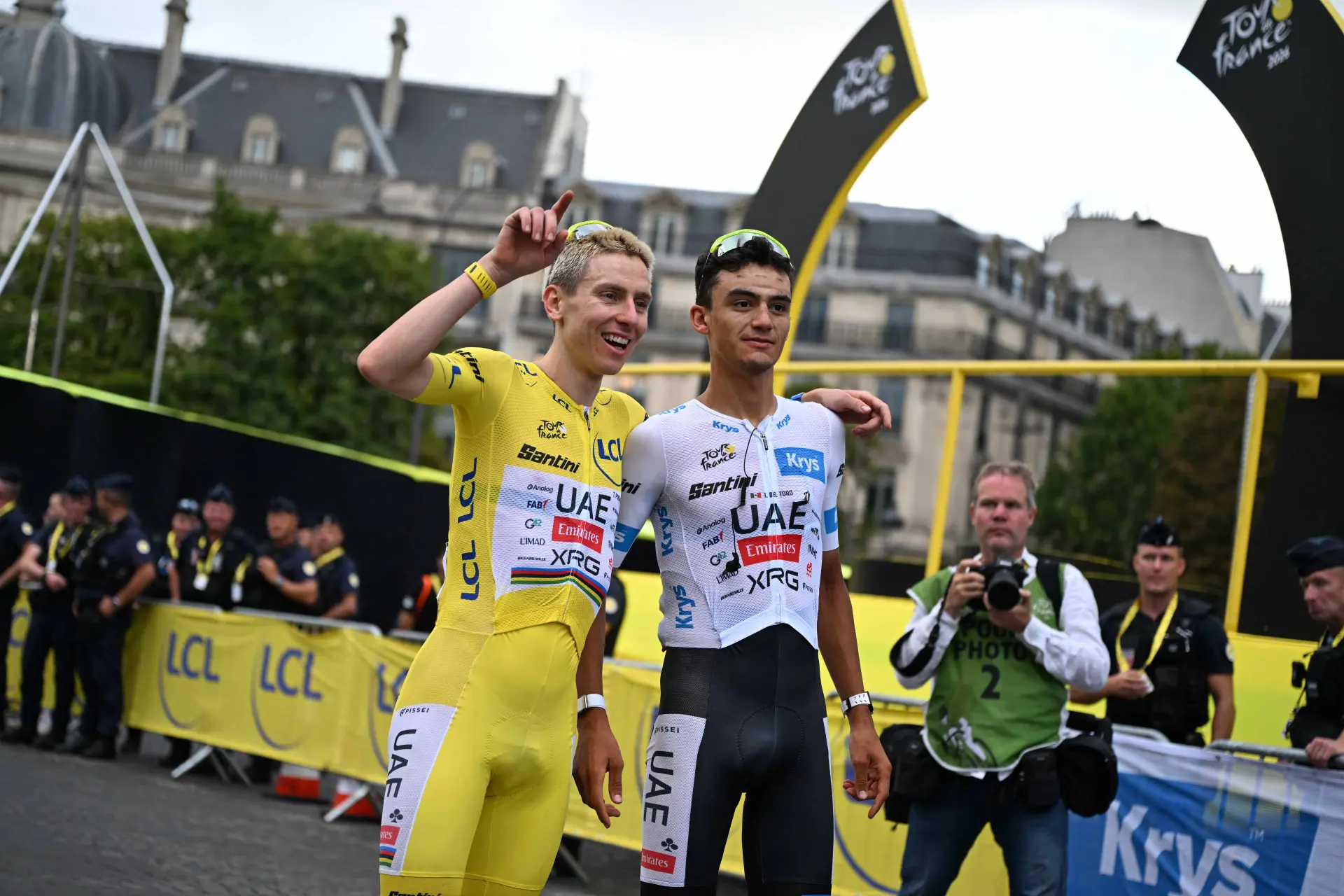 Tadej Pogacar e Isaac del Toro en el Tour de France 2026