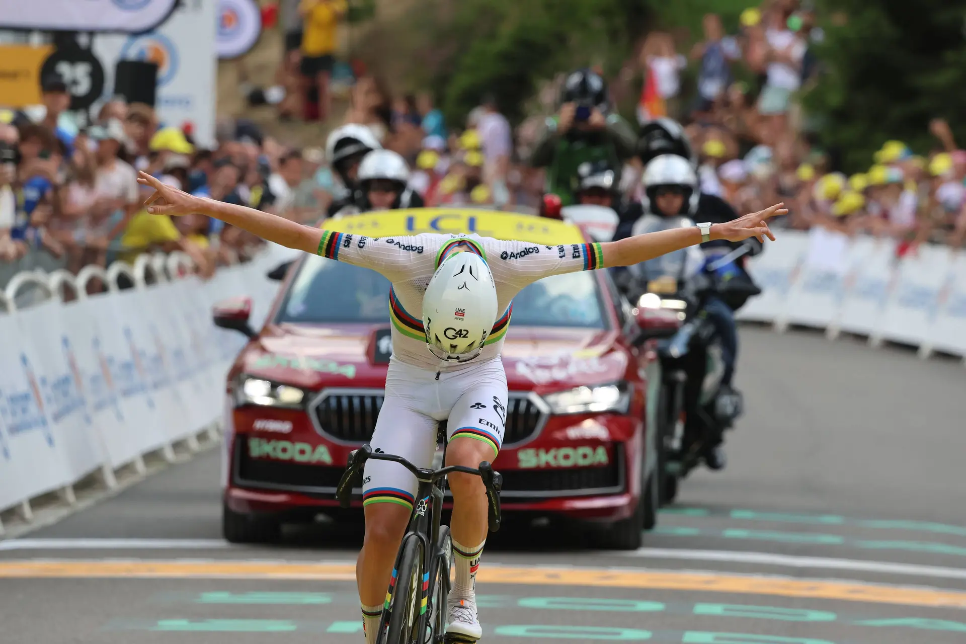 Tadej Pogacar en acción en la Etapa 6 del Tour de Francia 2026