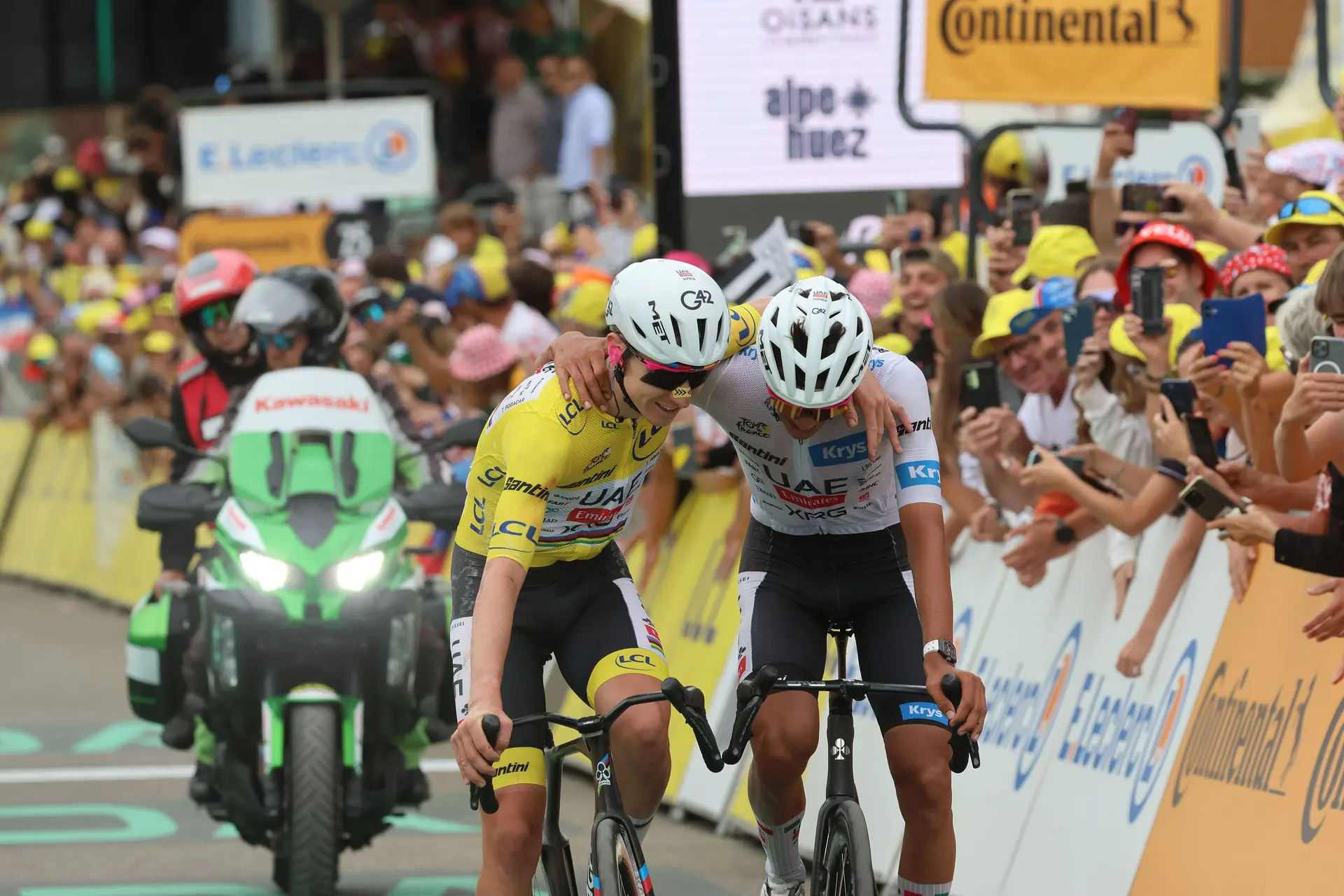 Tadej Pogacar e Isaac del Toro celebra en Alpe d'Huez el podio en el Tour de Francia.