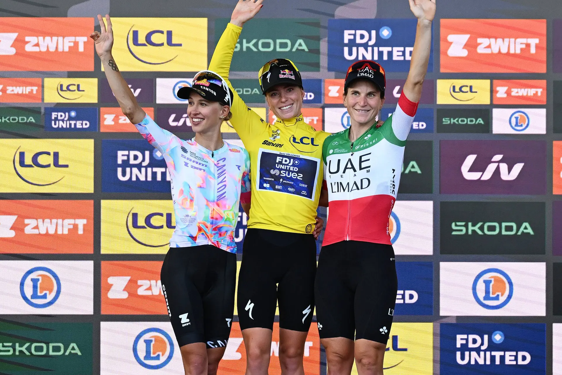 Demi Vollering, Kasia Niewiadoma y Elisa Longo Borghini en el podio final del Tour de Francia Femenino 2026