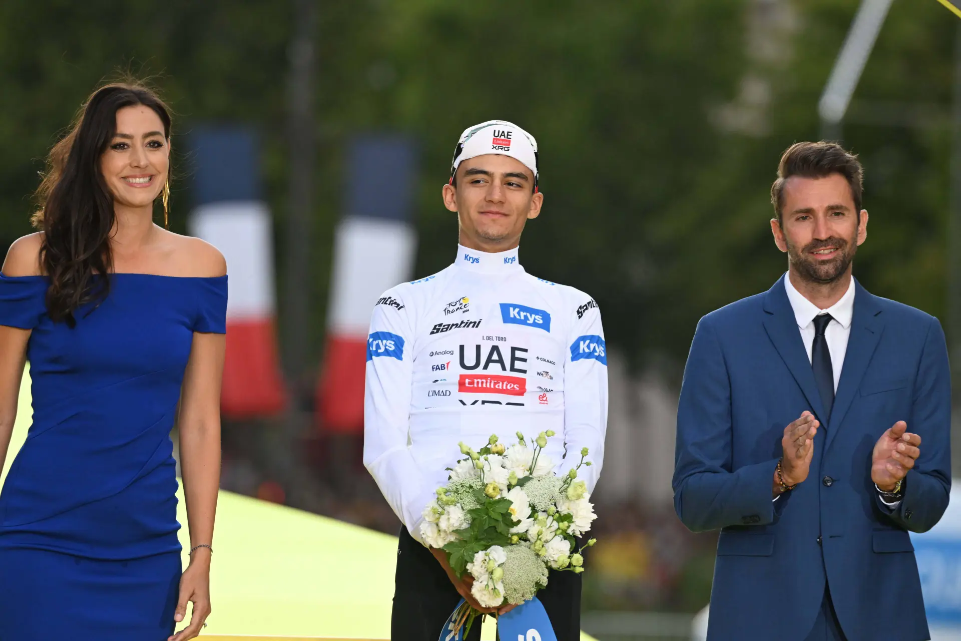 Isaac del Toro en el podio del Tour de France