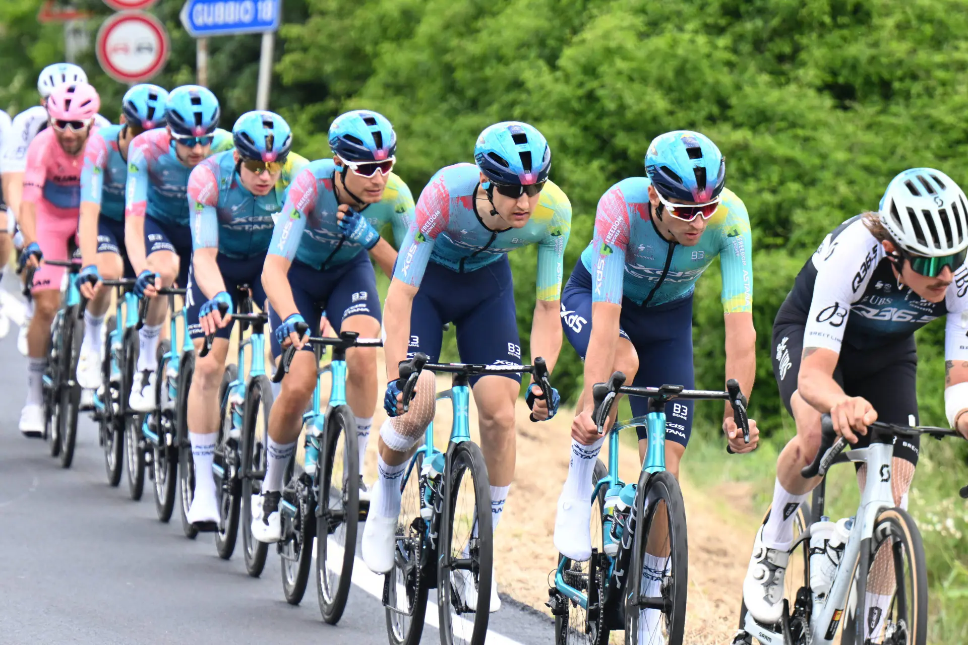 Jurado y Multas Vuelta a Espana 2026 Etapa 7: Los comisarios se ceban con el Astana, cuatro miembros del equipo sancionados por infracciones