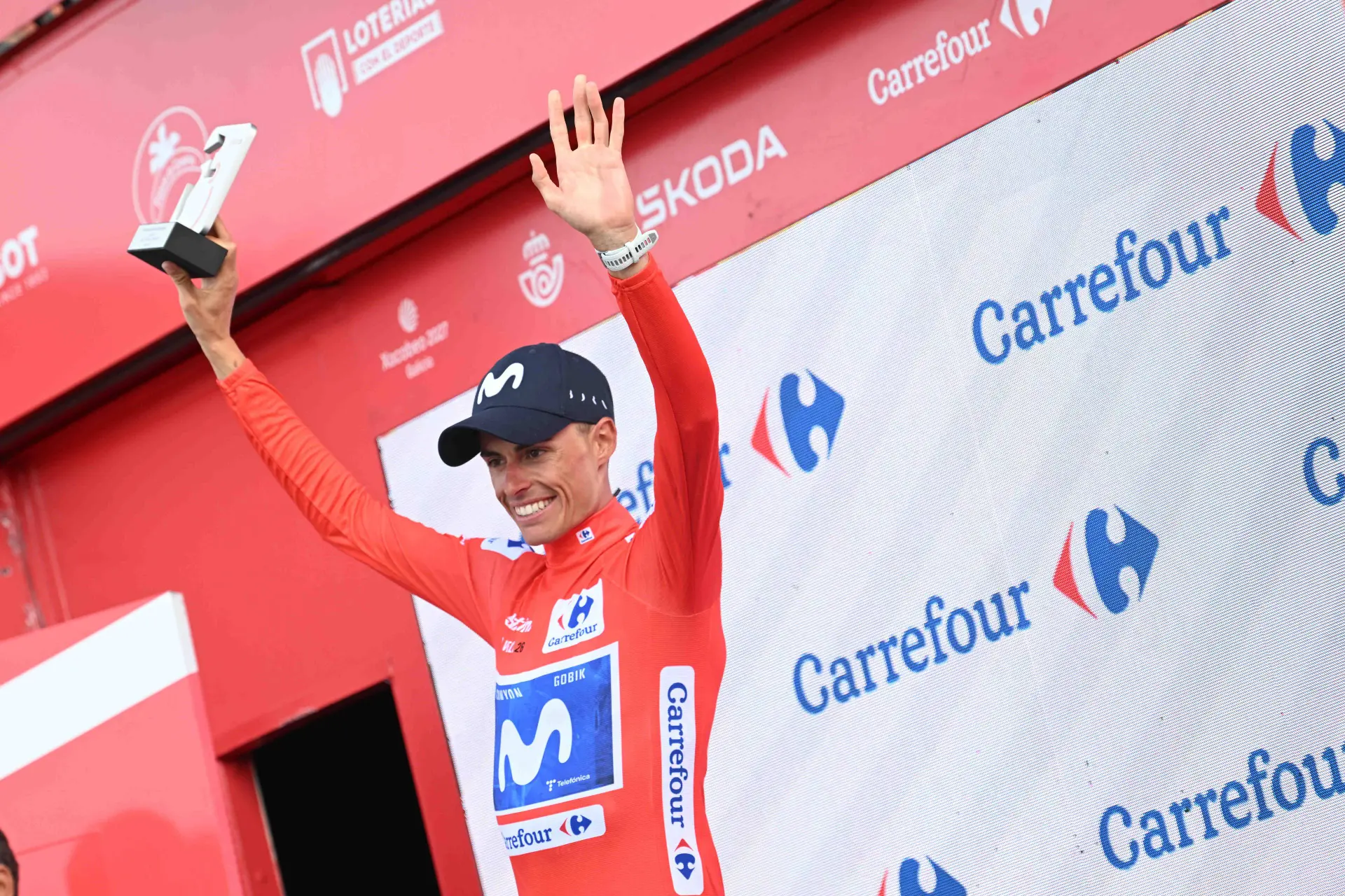 Enric Mas, con el maillot rojo de la Vuelta a España 2026.