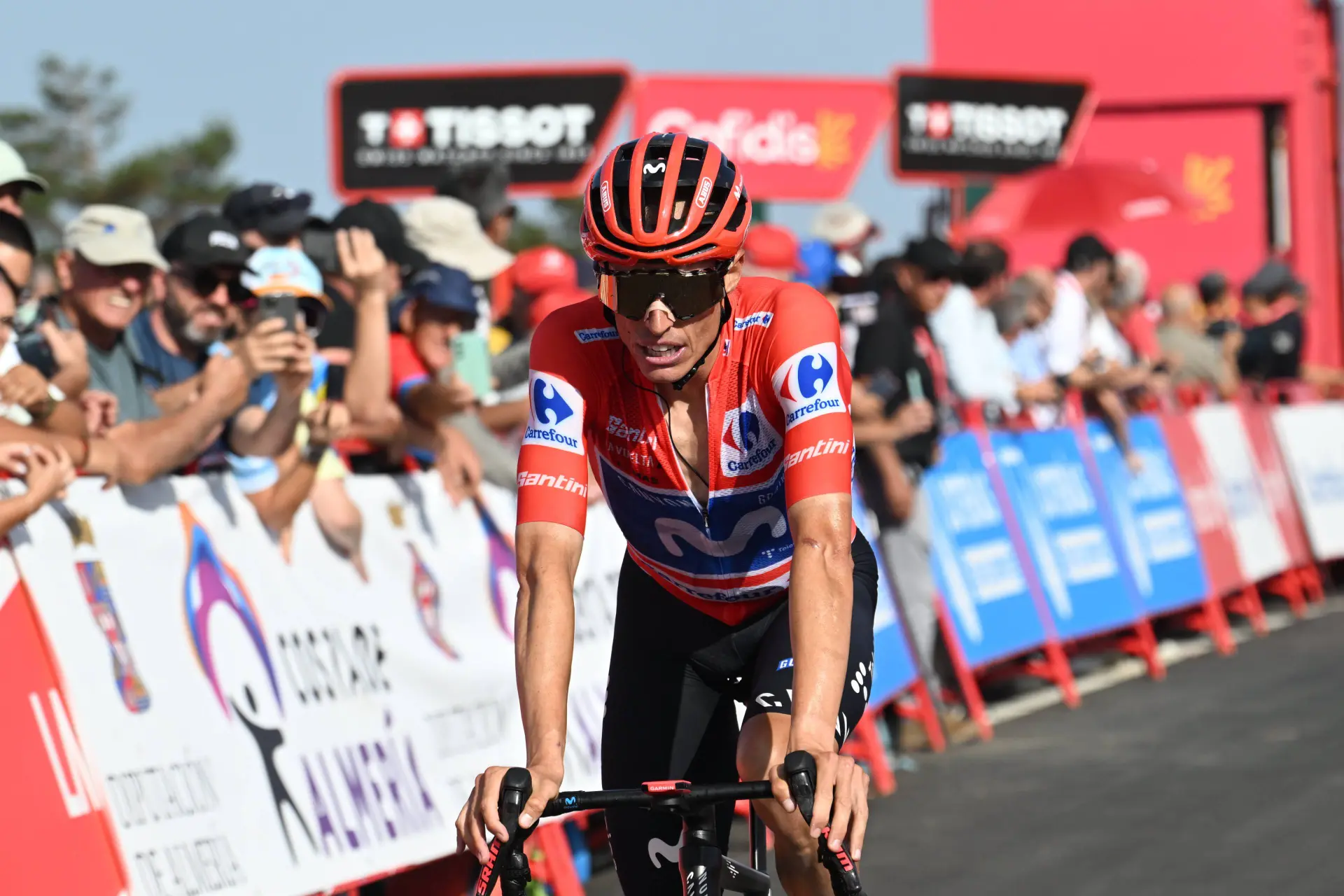 Enric Mas, con el maillot rojo de la Vuelta a España 2026.