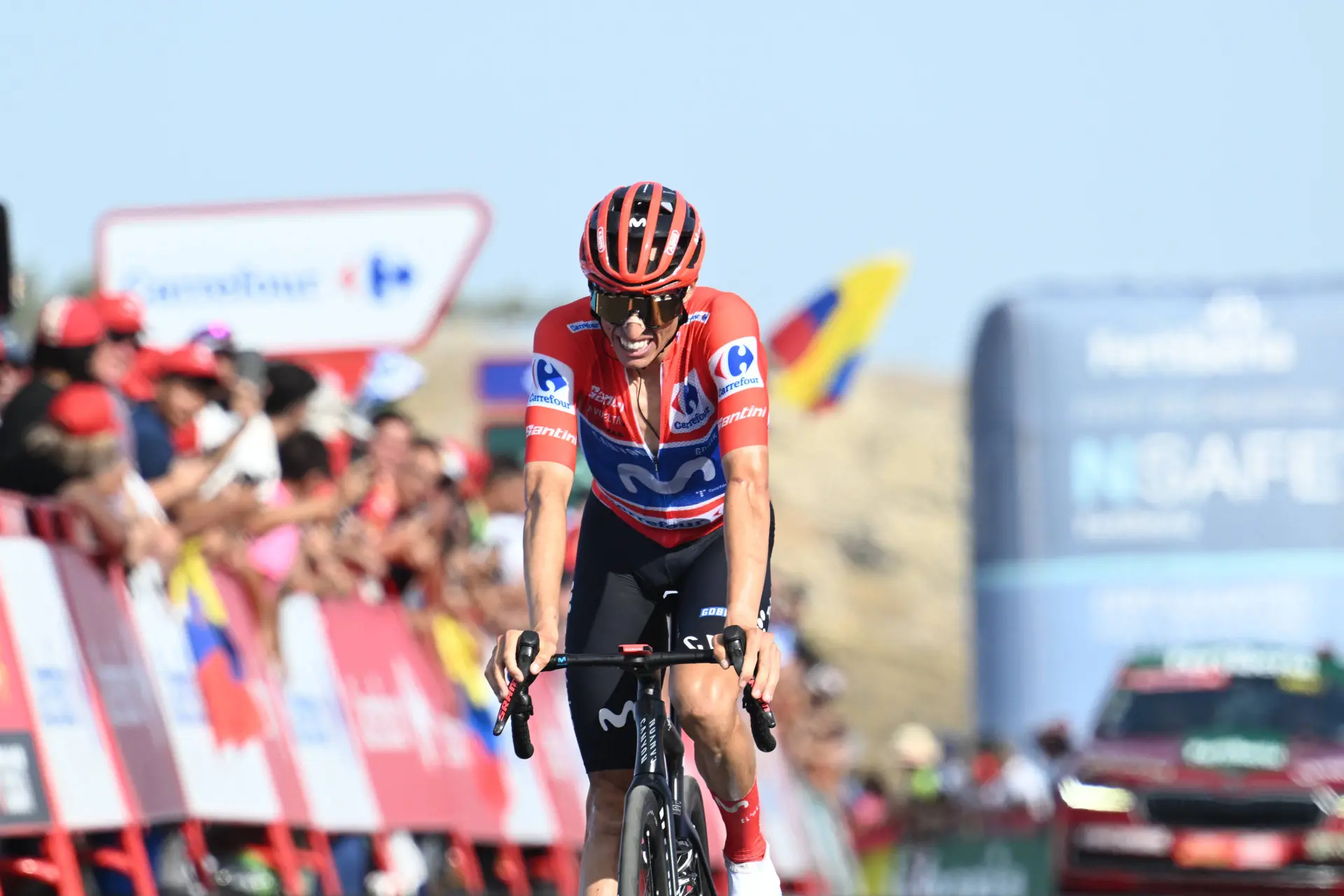 Enric Mas, con el maillot rojo de la Vuelta a España 2026.
