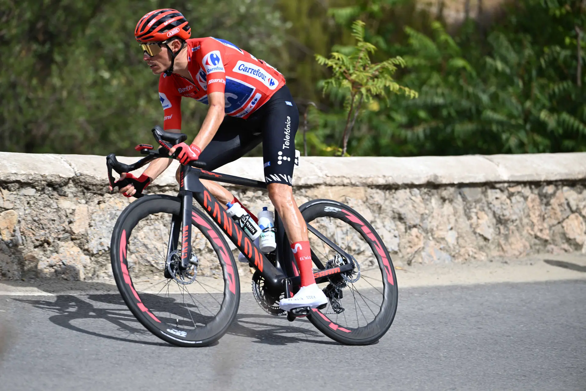 Enric Mas, con el maillot rojo en la Vuelta a España 2026.