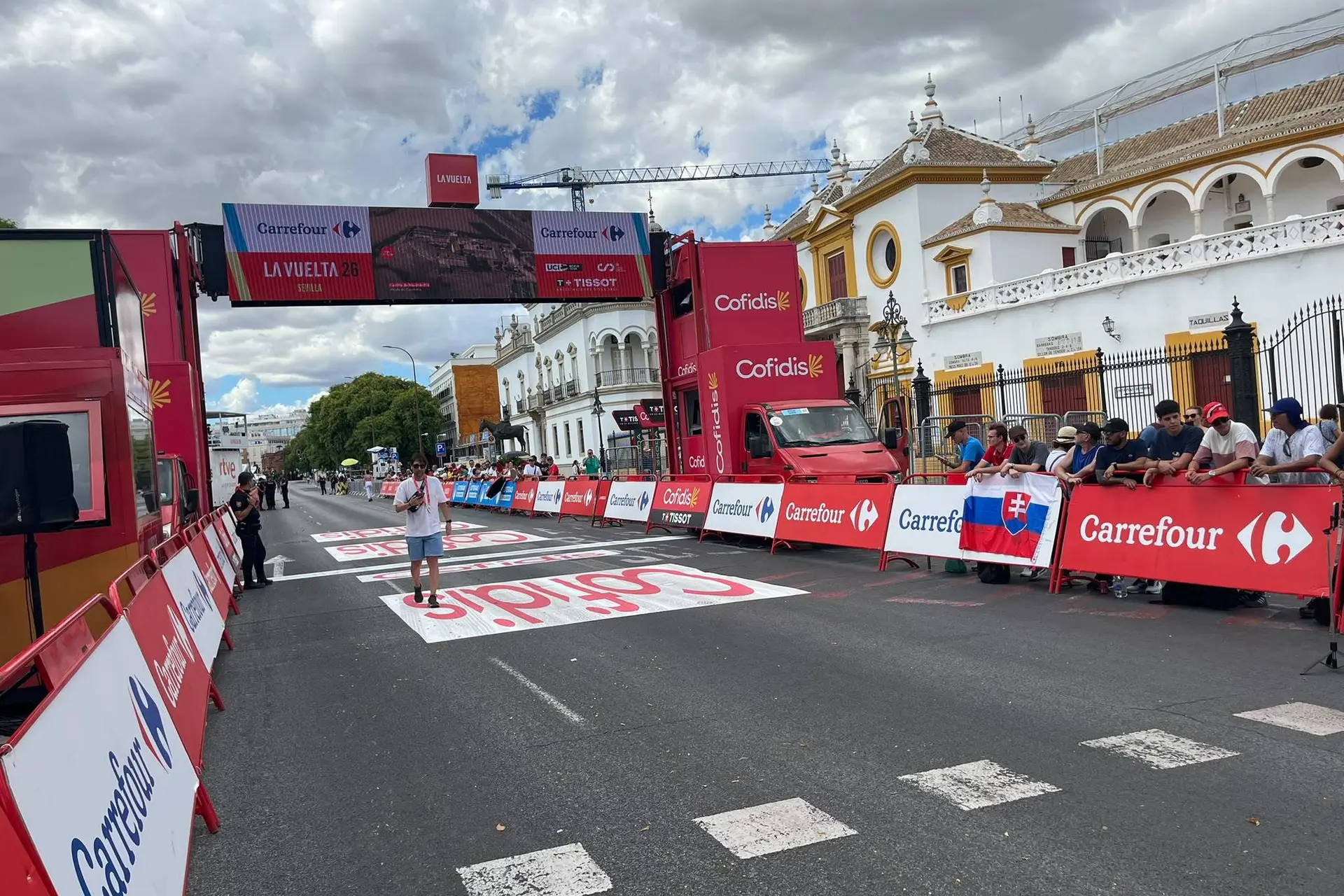 Javier Ramírez en la Maestranza de Sevilla, salida de la 17ª etapa de la Vuelta a España 2026 © Juan Larra