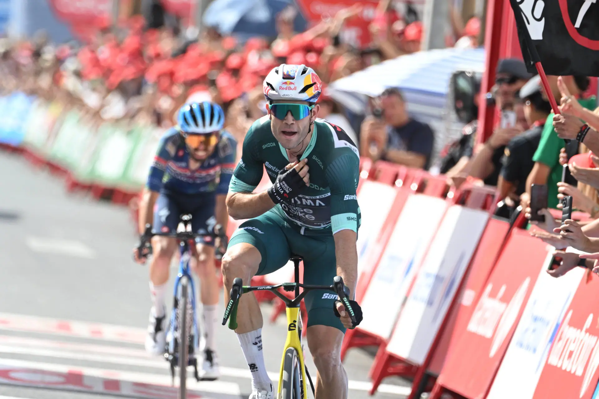 Wout van Aert gana la etapa 13 de la Vuelta a España 2026.