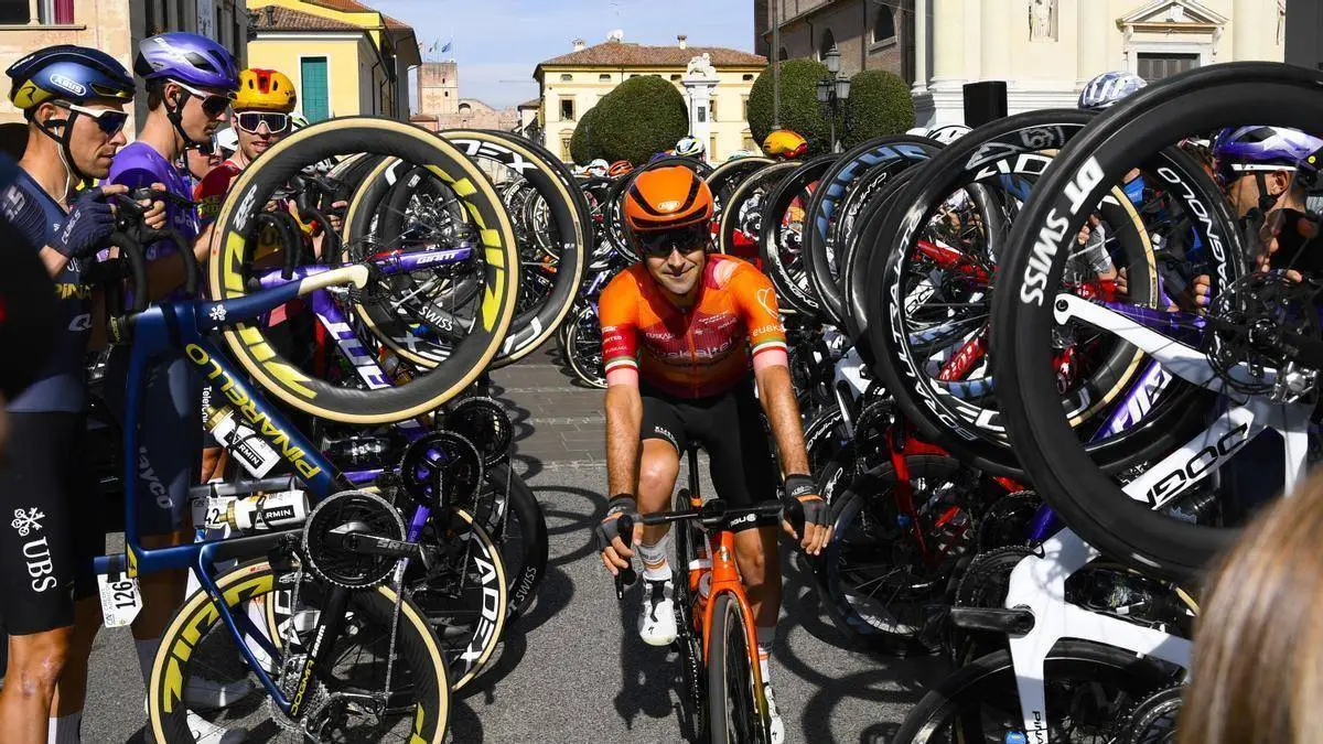 Mikel Bizkarra atraviesa el pasillo de honor en la Veneto Classic, su última carrera © Euskaltel : Sprint