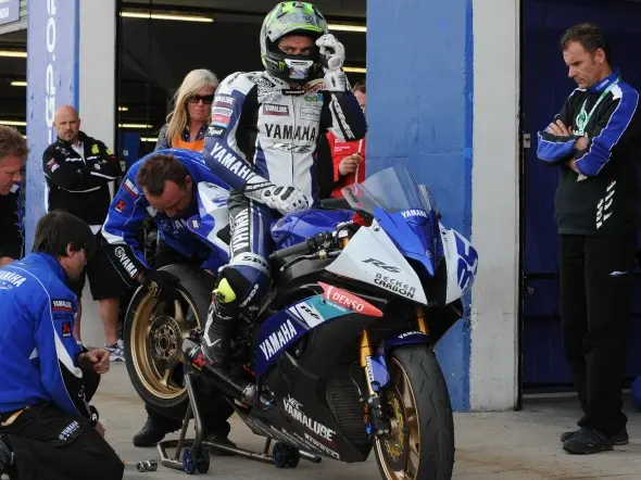 cal crutchlow pit box yamaha supersport