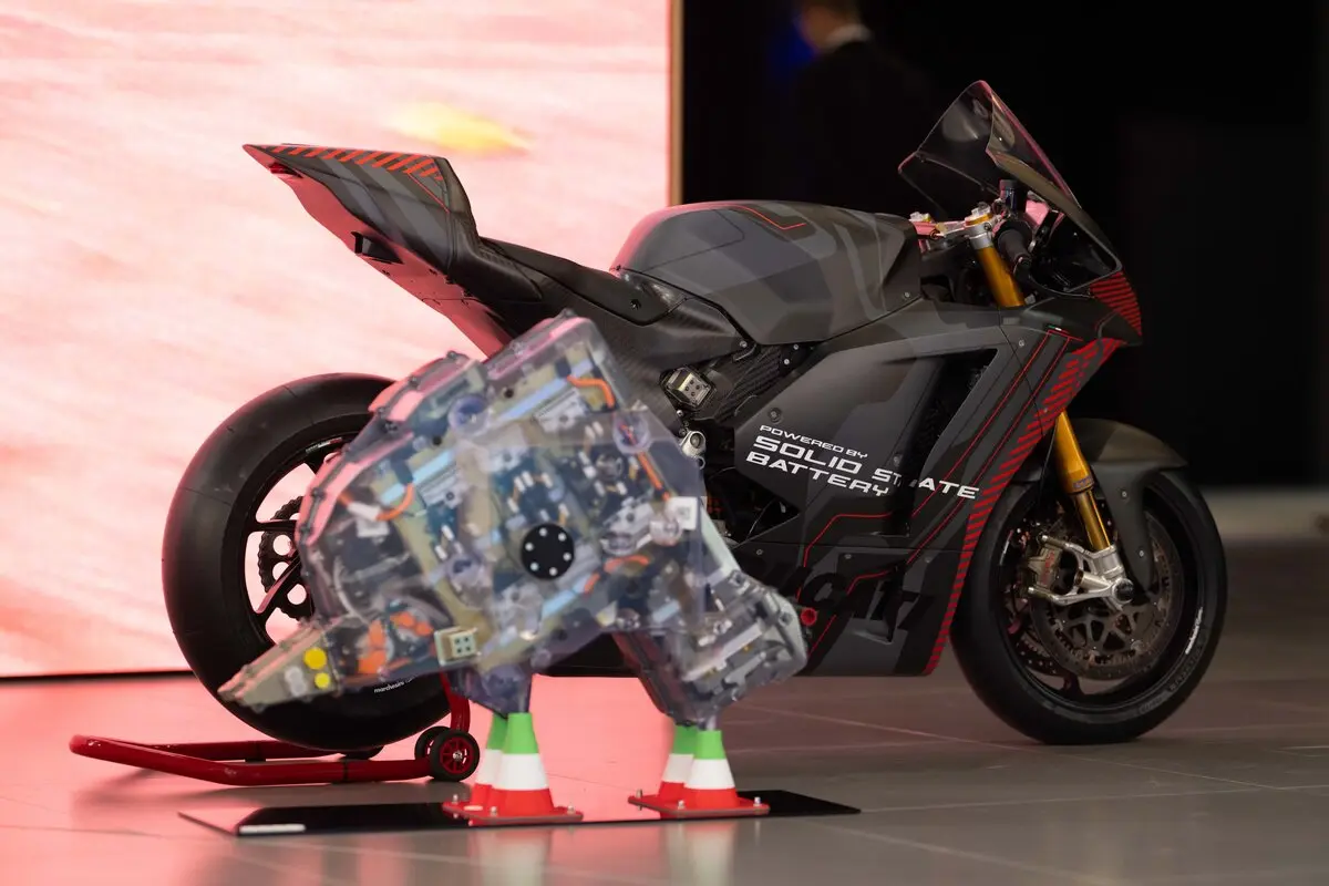 La MotoE si ferma, Ducati no: ecco la prima V21L con batterie allo stato solido