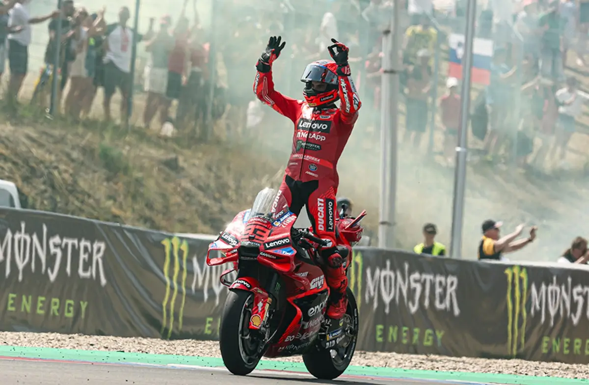 MotoGP 2025: Marquez domina la prima parte di stagione tra record, cadute e pubblico da record